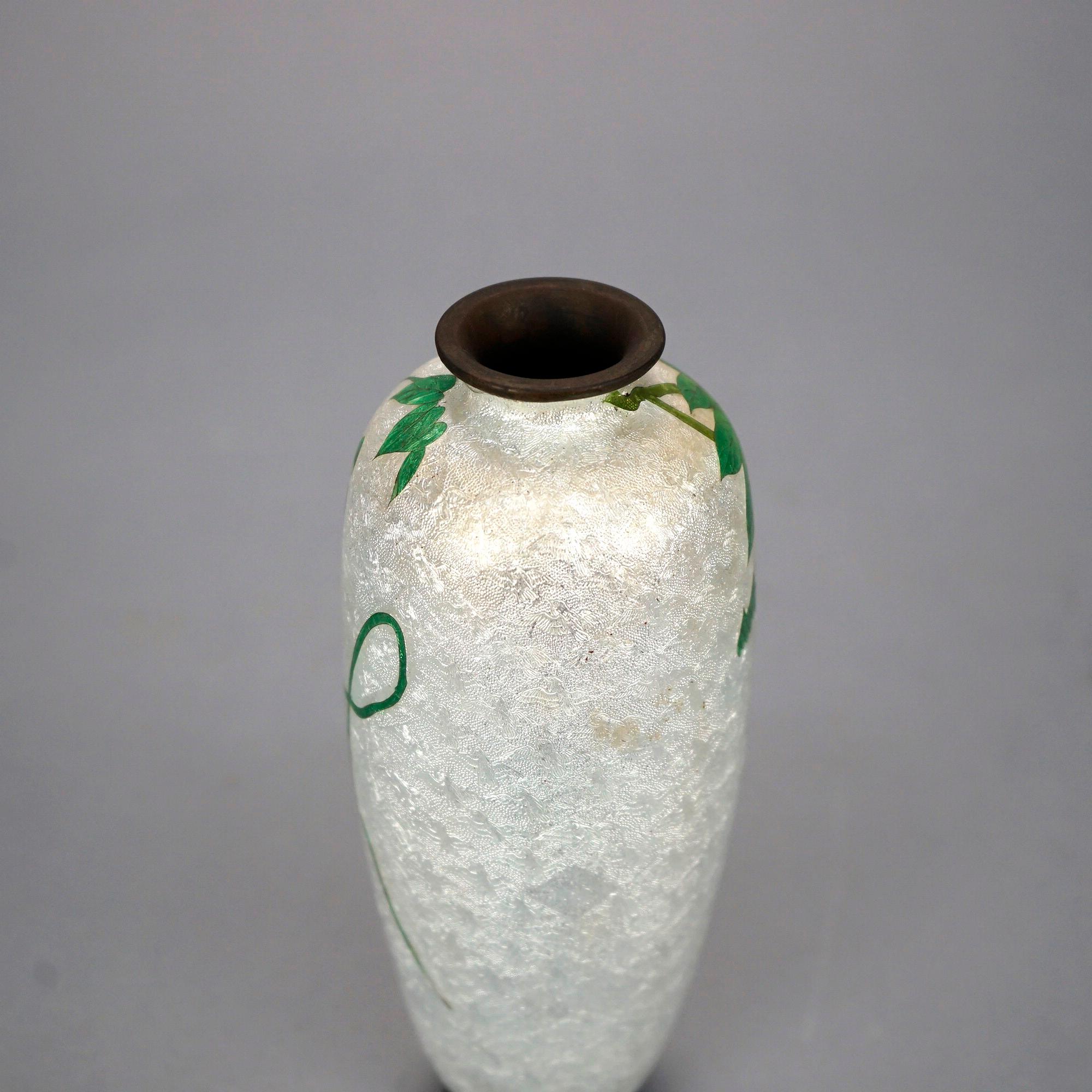 Metallo Antico vaso giapponese Cloissone smaltato Meiji con fiori Circa 1900 in vendita
