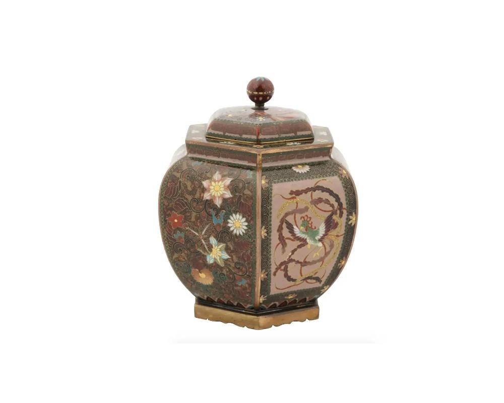 Ancienne jarre japonaise Meiji en cloisonné de pierre dorée à couvercle Phoenix, oiseaux et fleurs

Ancienne jarre japonaise en métal émaillé couverte de l'ère Meiji.

La jarre de forme hexagonale est émaillée de médaillons polychromes représentant