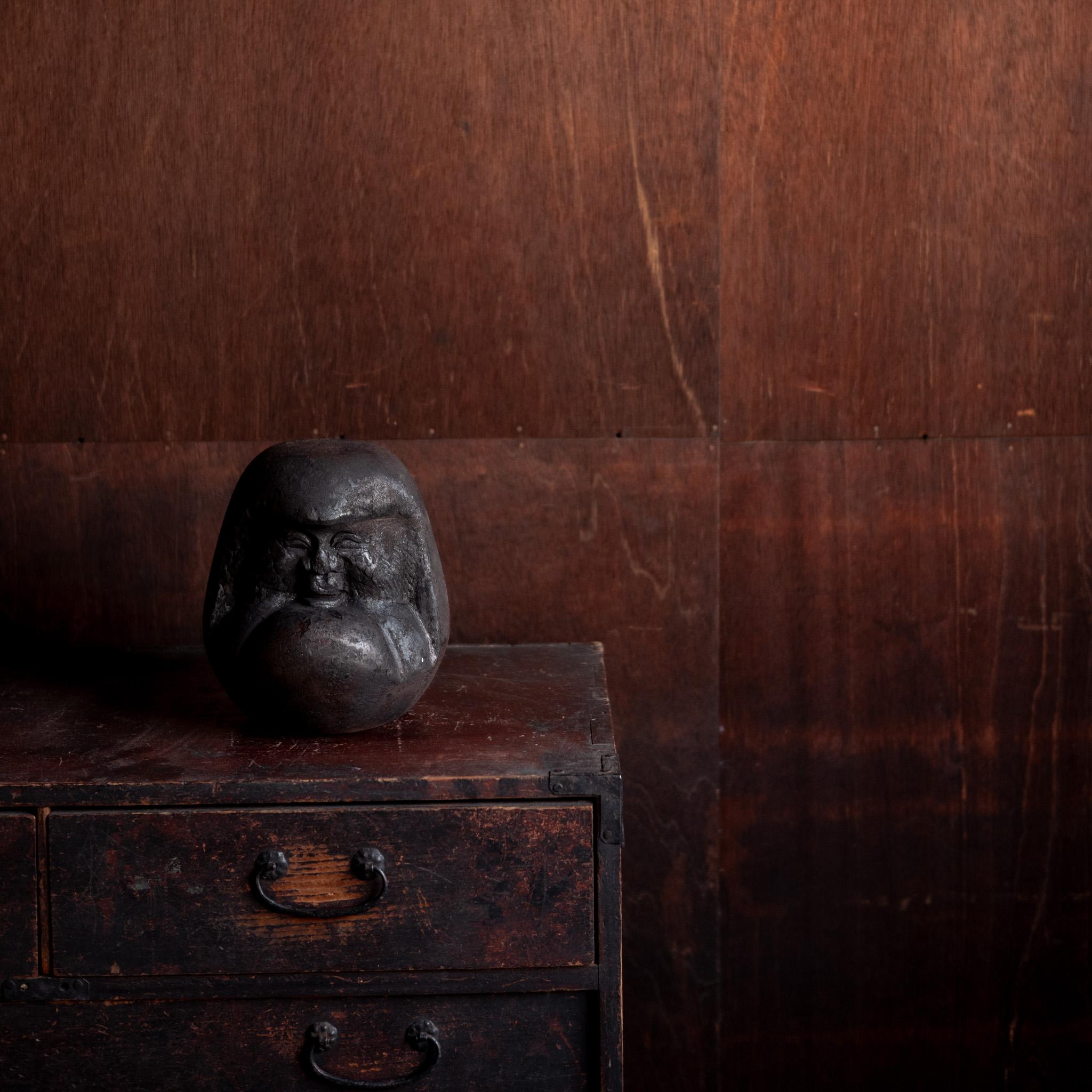 Antike japanische Daruma-Skulptur, spätes 19. Jahrhundert (Japanisch) im Angebot