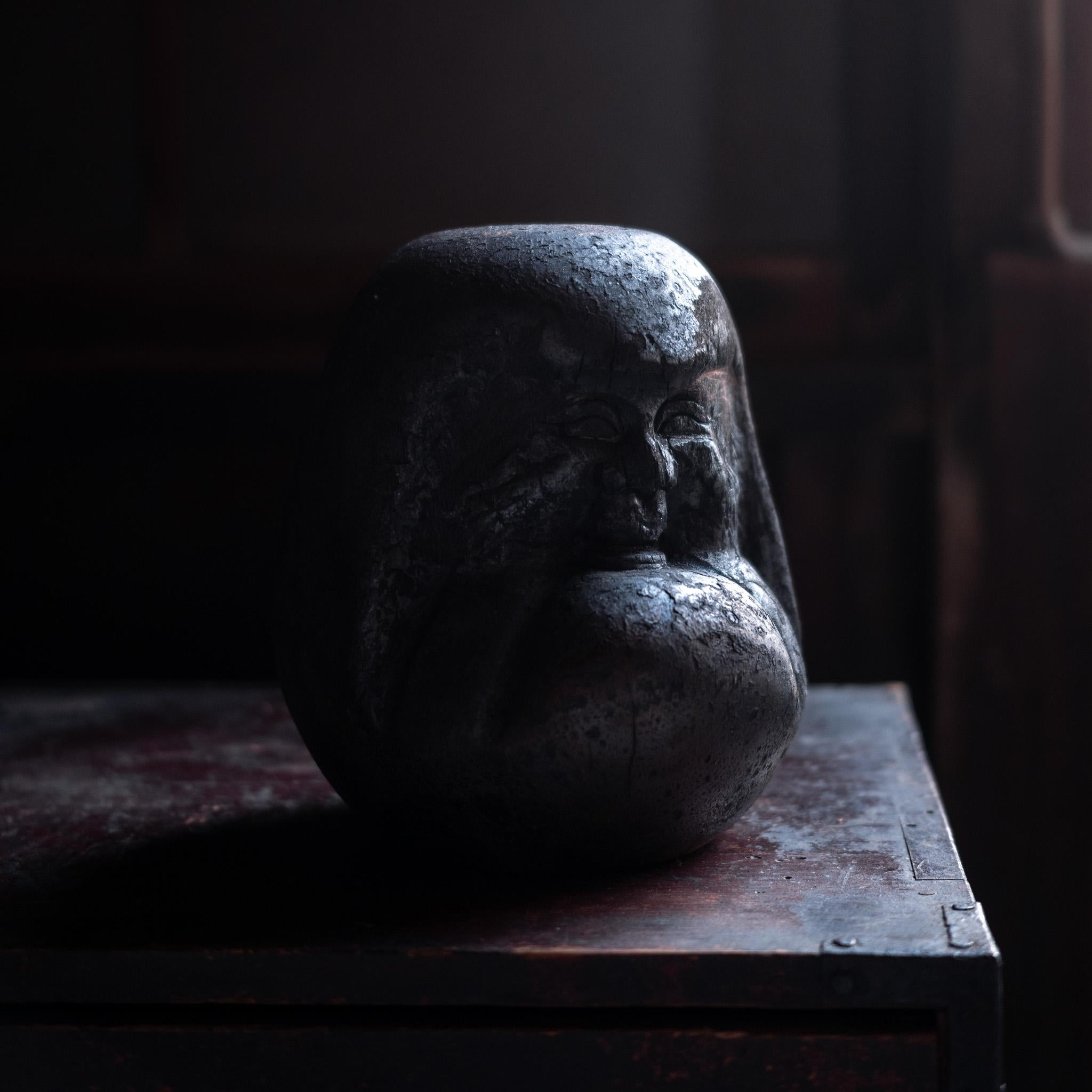 Antike japanische Daruma-Skulptur, spätes 19. Jahrhundert (Holz) im Angebot