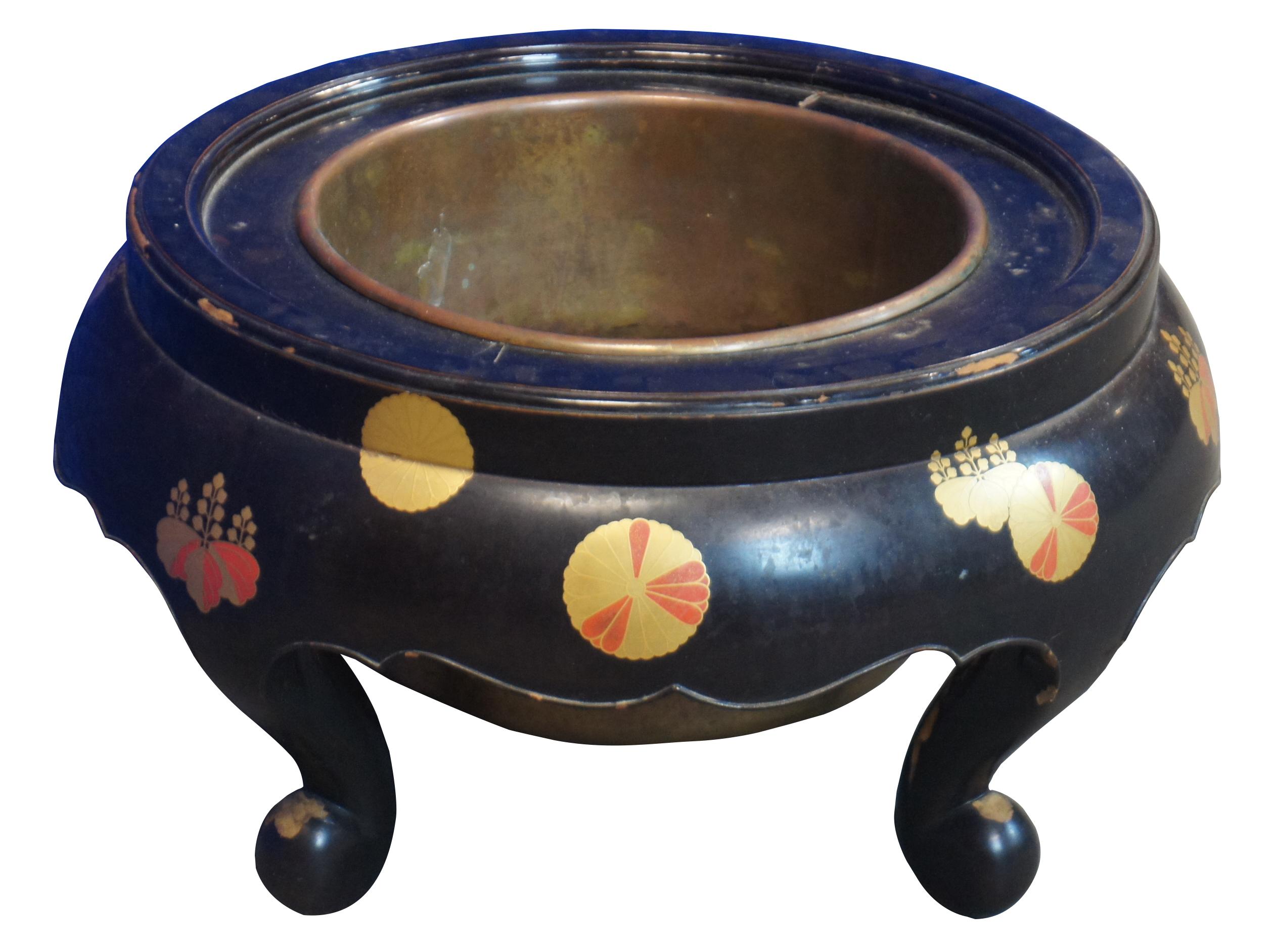 Antiguo Hibachi japonés de finales del periodo Edo / Tokugawa que se utilizaba para quemar carbón, como calentador portátil y para calentar una tetera. En los tiempos modernos funcionan bien como macetero, enfriador u objeto decorativo.

Medidas: