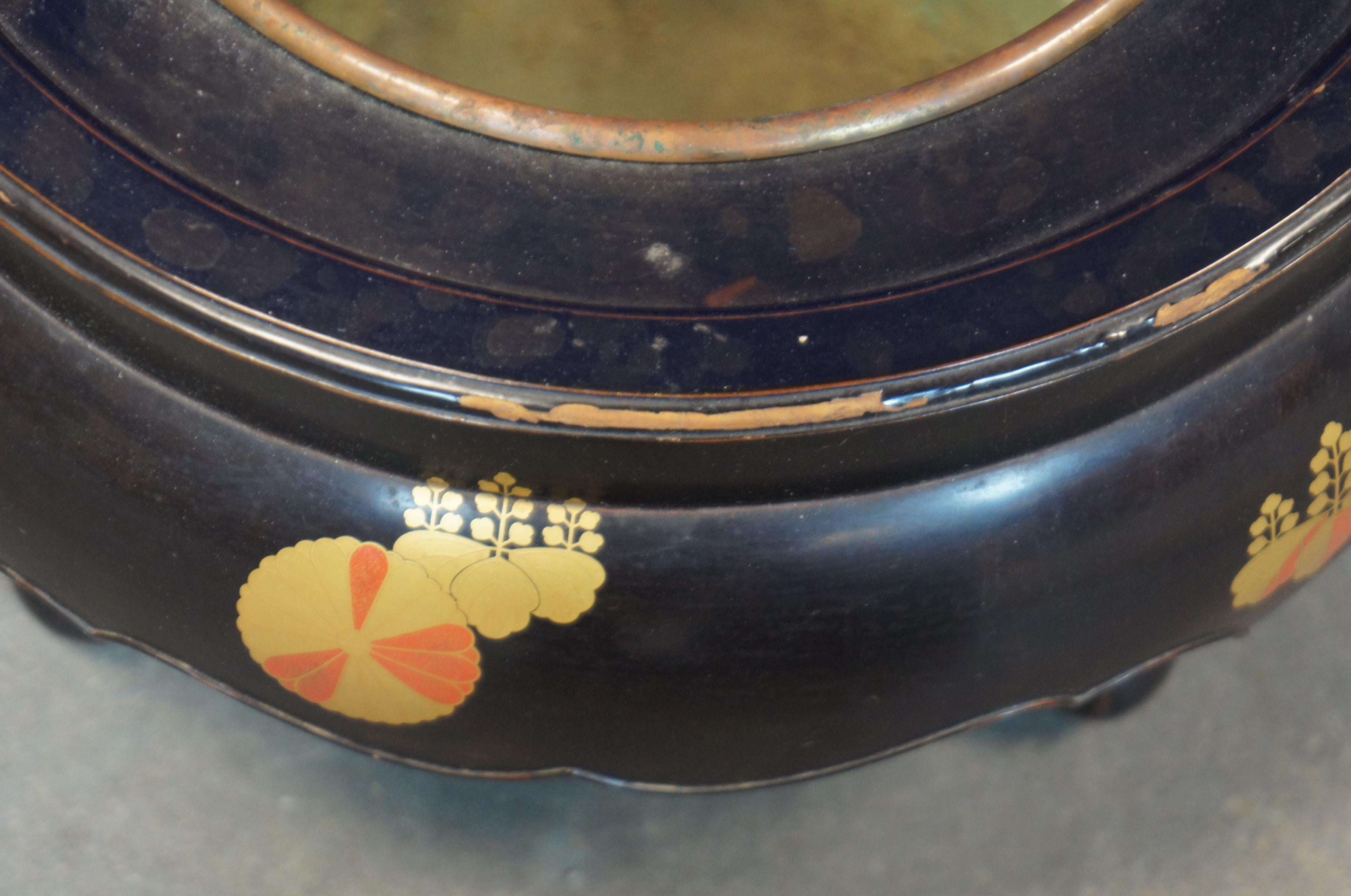 Antique Japanese Edo Makie Lacquered Stand Hibachi Brazier Tea Fire Bowl Brass In Good Condition For Sale In Dayton, OH