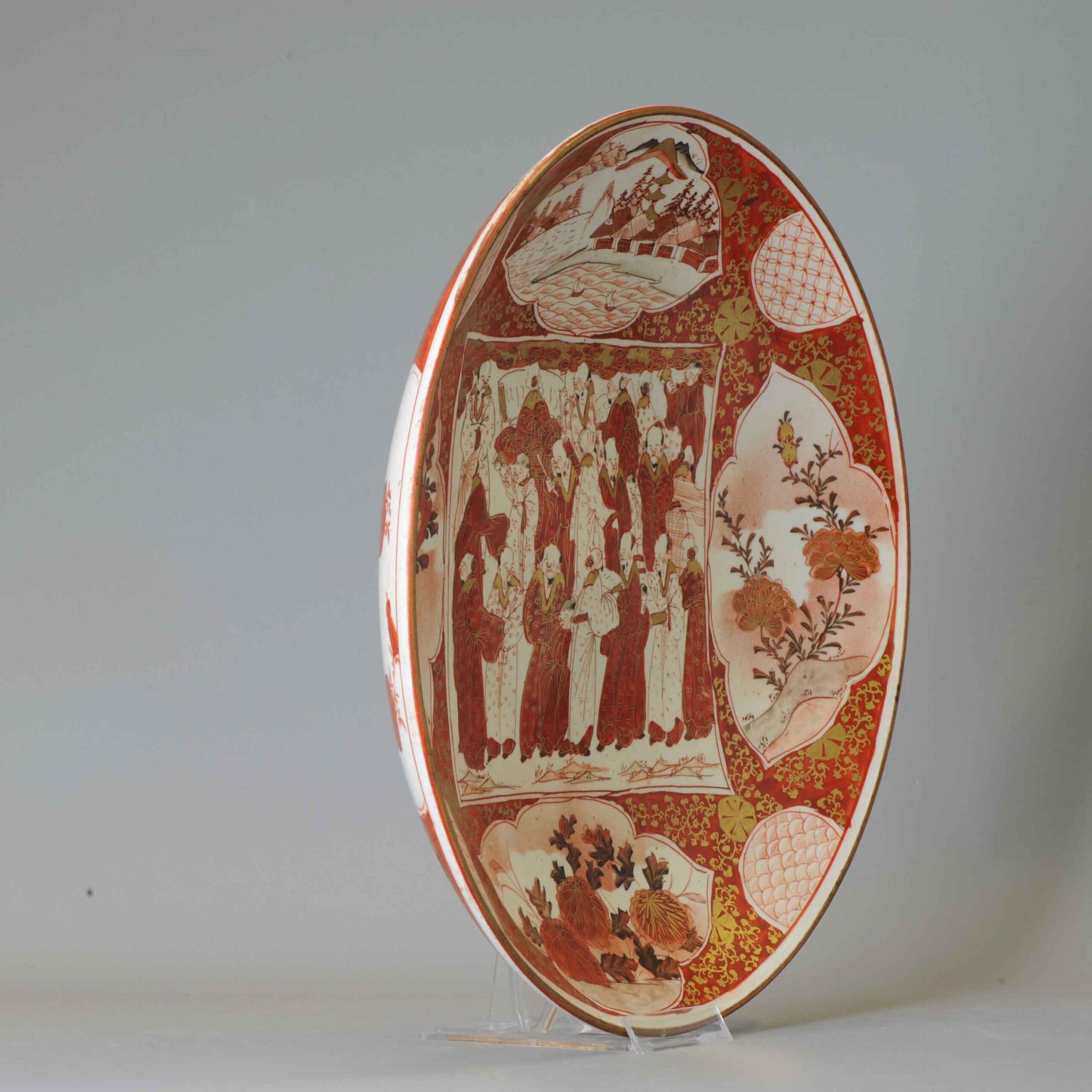 Questo magnifico piatto giapponese del periodo Meiji (XIX secolo) misura circa 31,8 centimetri di diametro e presenta fiori, paesaggi e figure splendidamente dipinti a mano. La base presenta un marchio a due caratteri in un quadrato rosso.

La