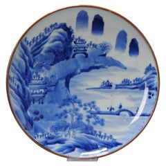 Antico piatto giapponese Edo/Meiji con grandi figure di paesaggio, pagode, XIX secolo