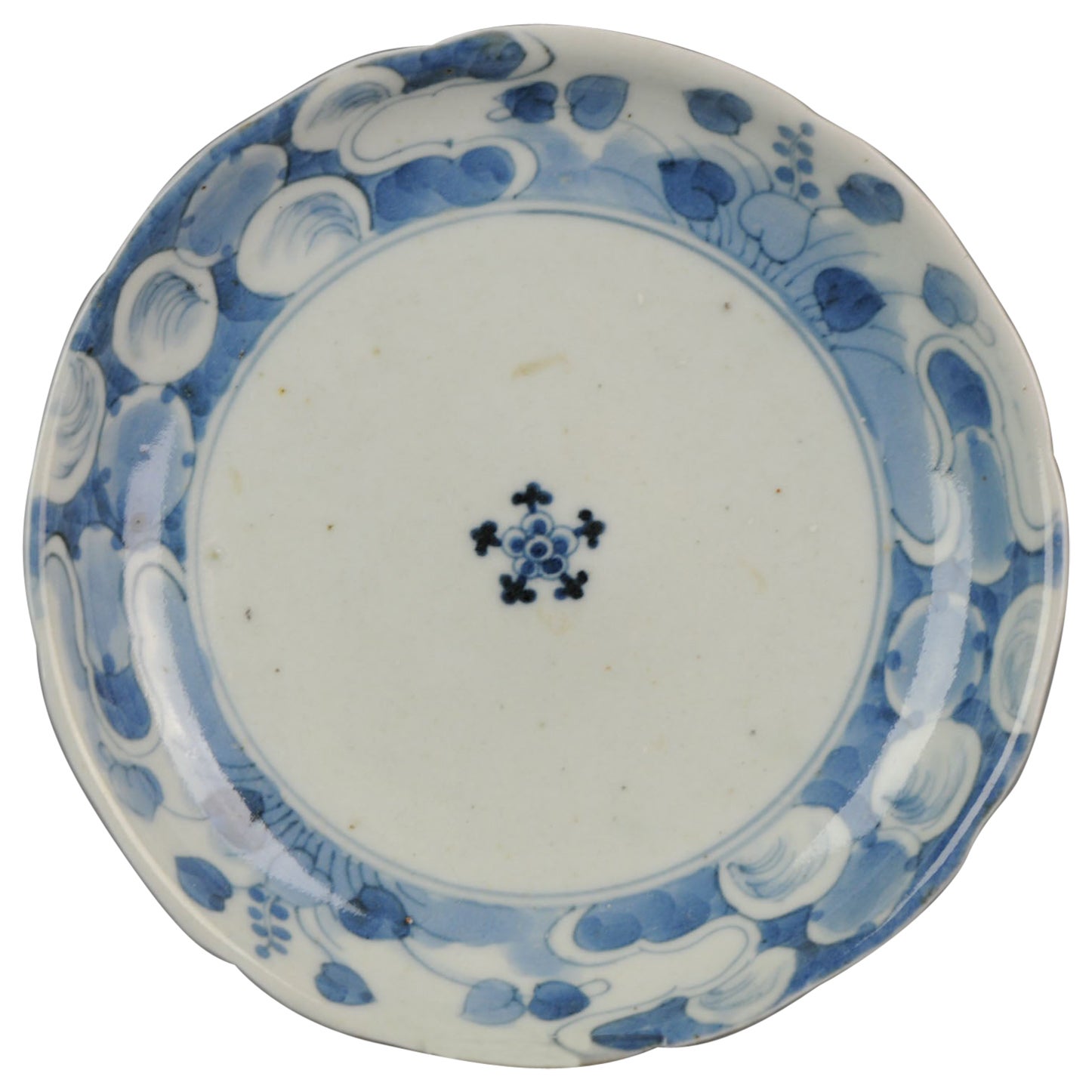 Ancienne assiette à fleurs Arita en porcelaine japonaise Edo marquée, 17/18e siècle