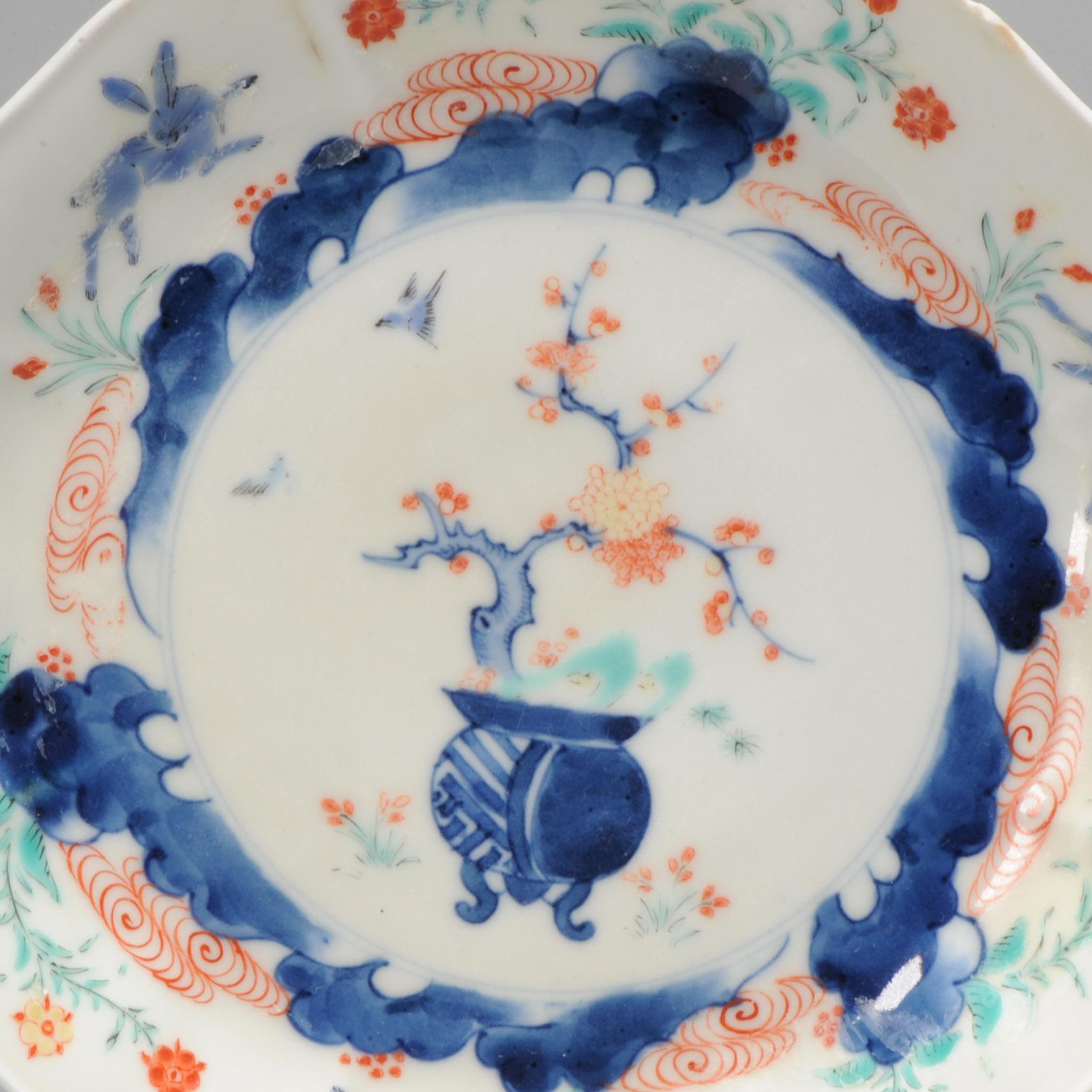 Antique Japanese Edo Porcelain Kakiemon Shallow Dish Flowers Hare, 18/19th Cen In Good Condition For Sale In Amsterdam, Noord Holland