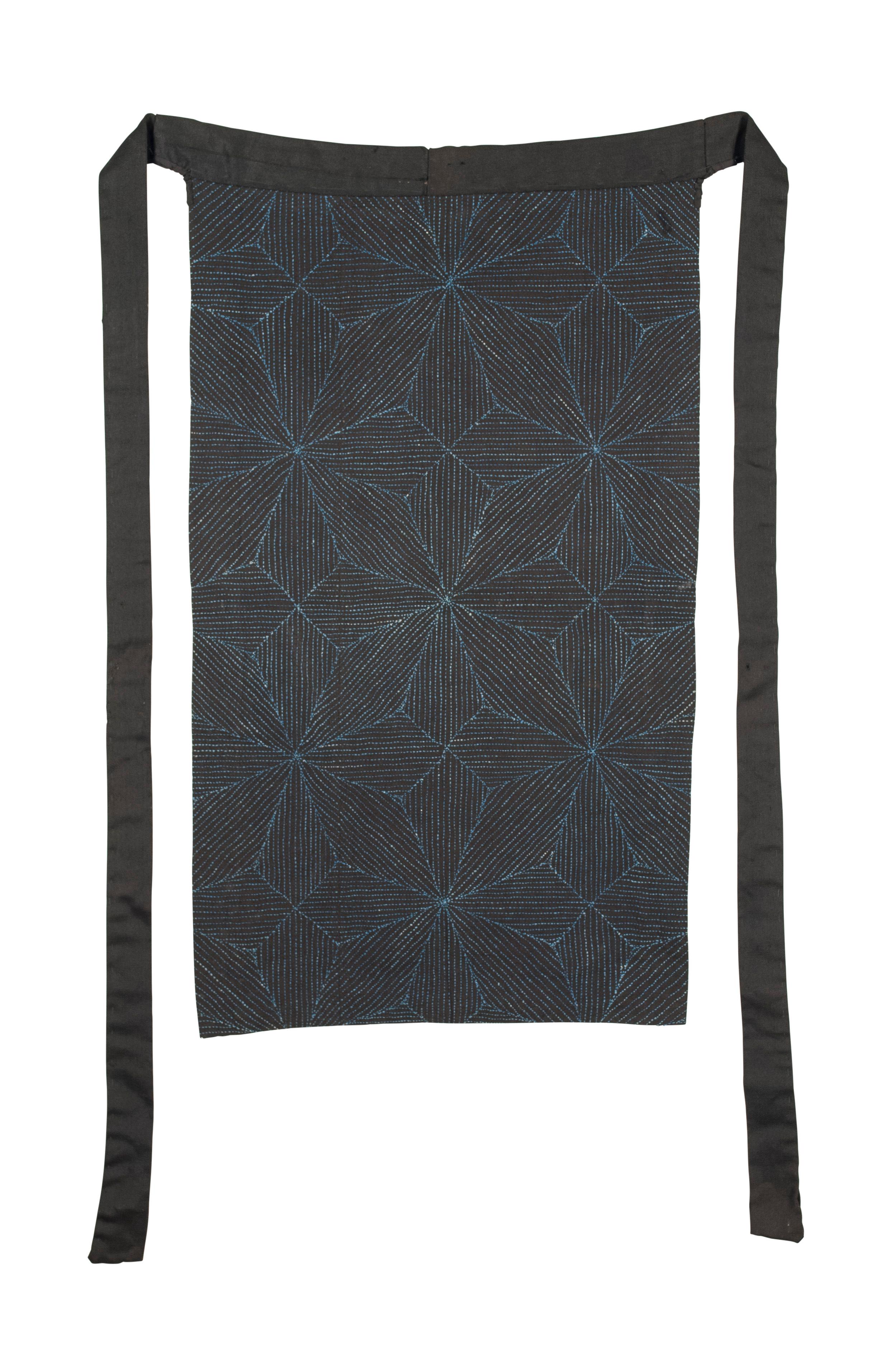 Delantal bordado japonés antiguo (Mae-Kake)

Este precioso delantal de algodón índigo oscuro tiene bordados sashiko apretados por ambos lados, por un lado el motivo de la hoja de cáñamo (asa no ha) y por el otro un motivo geométrico escalonado. La