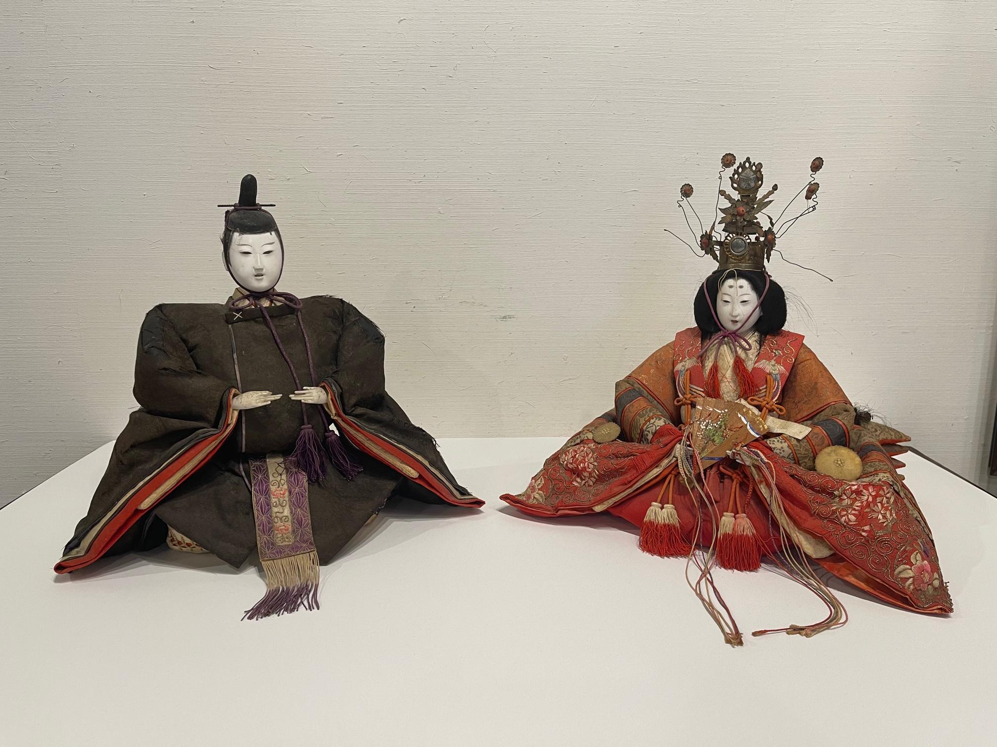 Antique Japanese Emperor and Empress figures, Meiji Period, late 19th century.
Measures: Emperor - 9