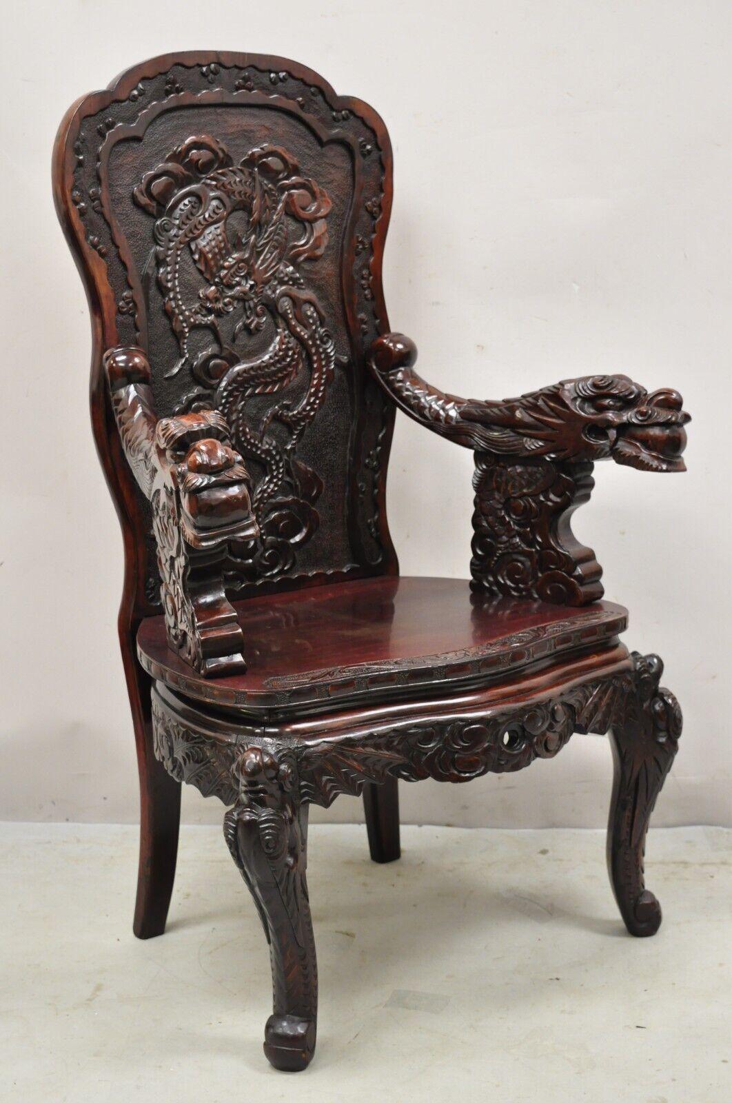 Fauteuil ancien en bois dur sculpté d'exportation japonaise en forme de trône de chien foo. Cet article présente des accoudoirs sculptés en forme de chien de Foo, une construction en bois massif, un beau grain de bois, des détails joliment sculptés,