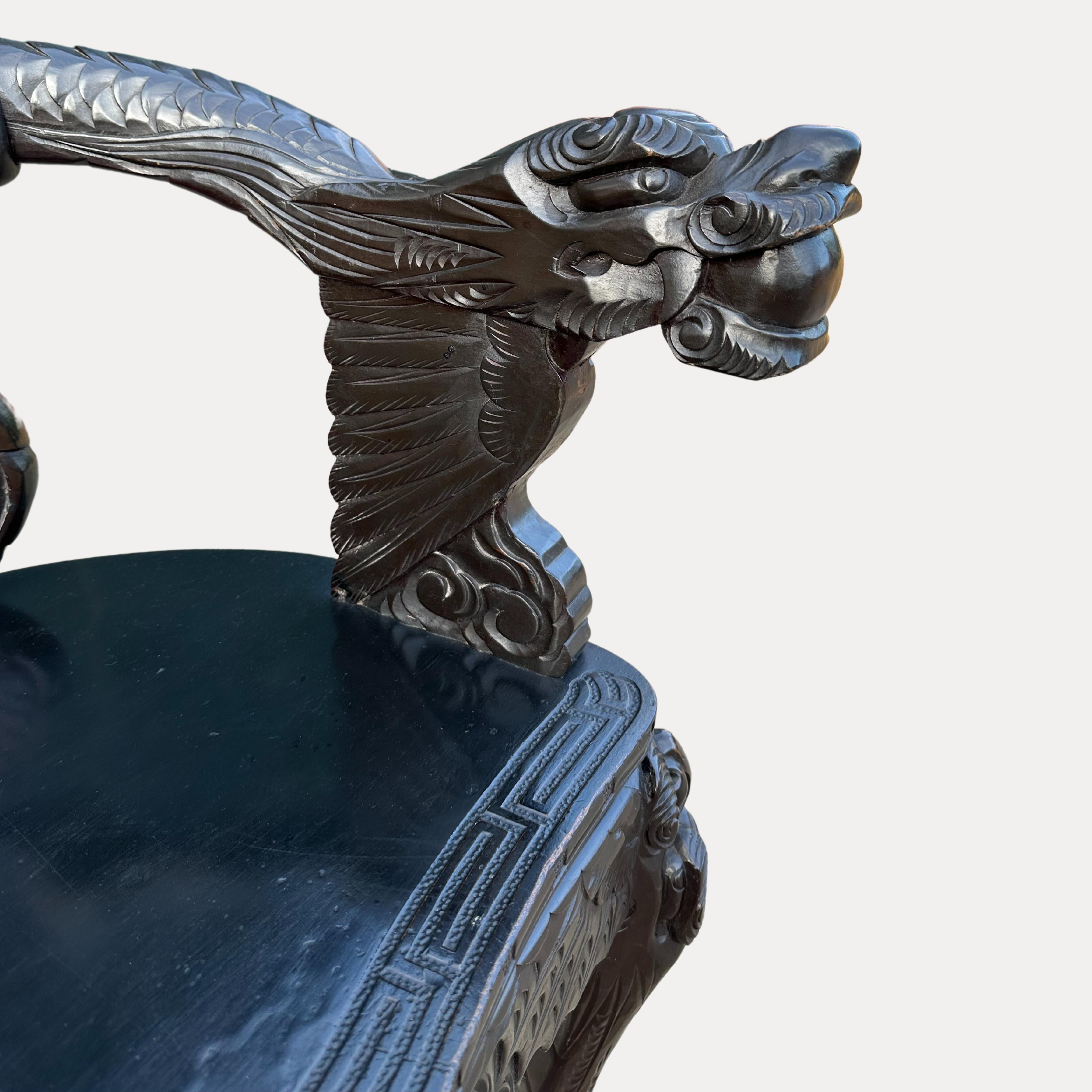Antike japanische Export Meiji High Relief Drachen geschnitzt Thron Stuhl. (Geschnitzt) im Angebot