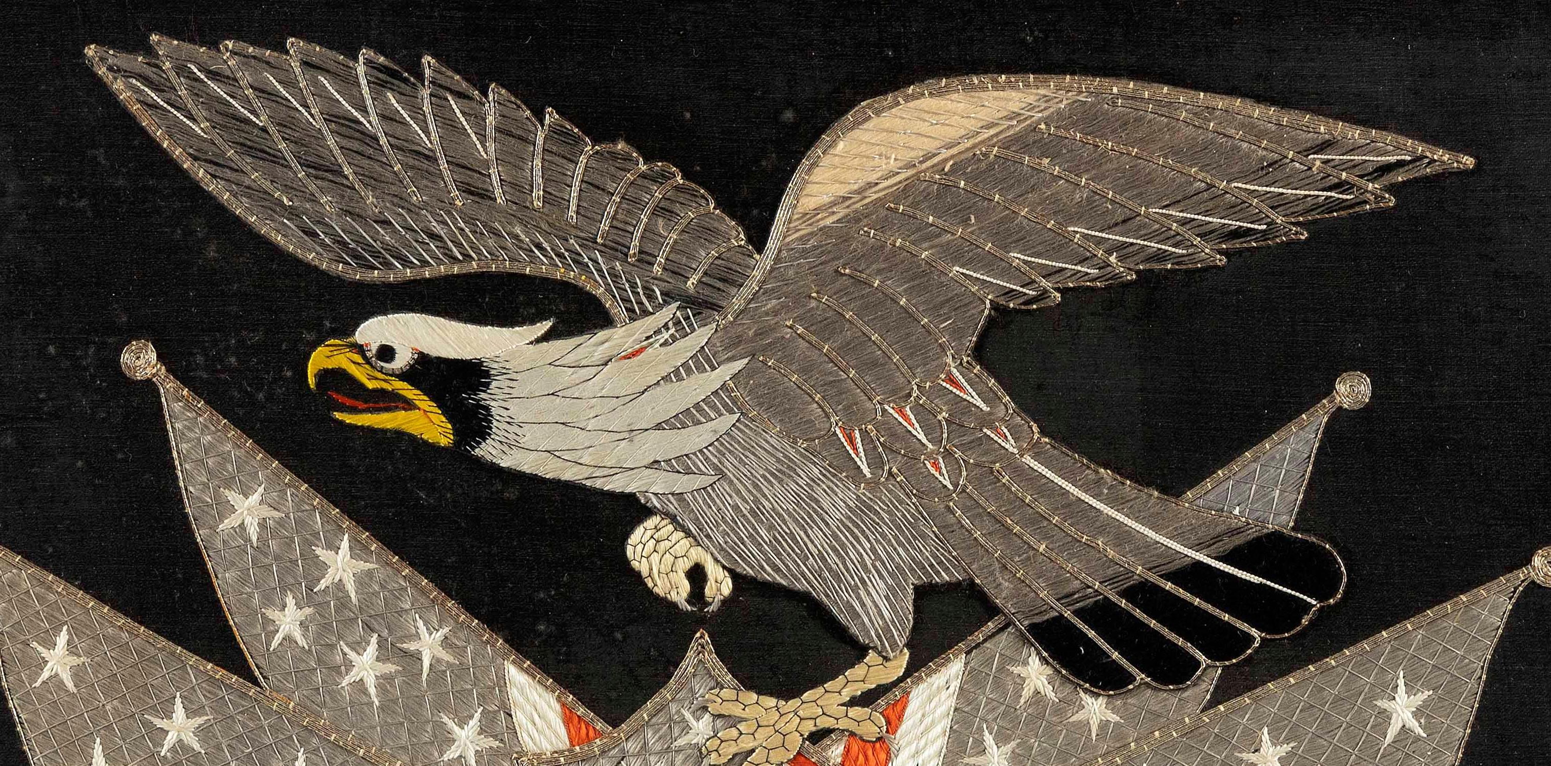 Ein Seidenstickerei-Panel, das einen amerikanischen Adler auf dem Freiheitsschild zeigt, mit Lorbeerzweigen und schießenden Pfeilen unter den Füßen und flankiert von vier amerikanischen Flaggen und Bannern auf der Rückseite. Sechsunddreißig große