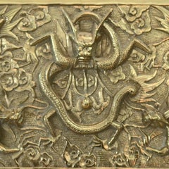 Antike japanische Figurale Gussbronze Relief Oni und Schlange Dokumentenbox