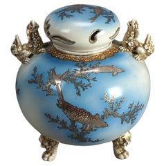 Ancienne jarre japonaise figurative de Satsuma Meiji à pieds bleus avec Koi C1910