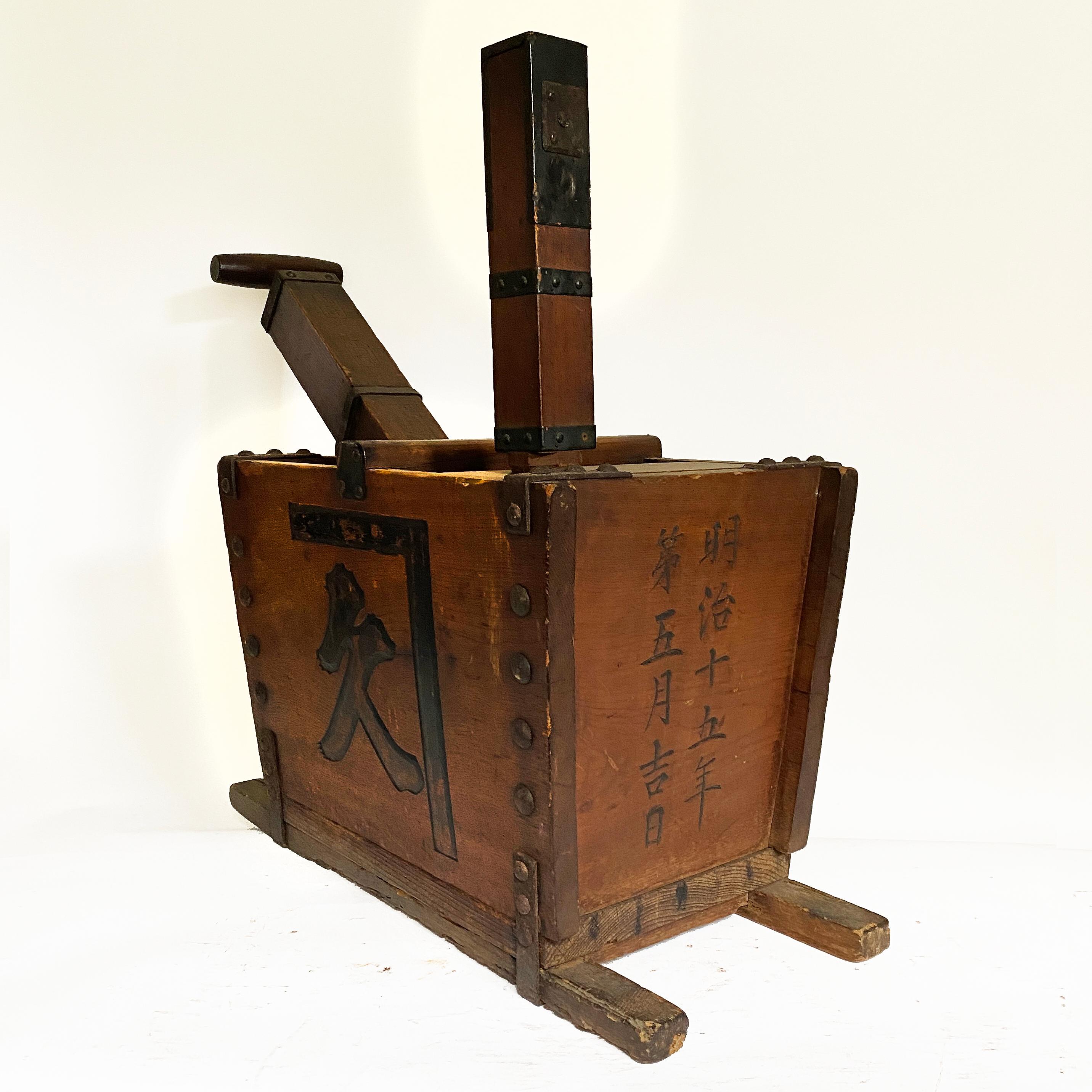 Japonais Seau et outils de cheminée japonais ancien, période Edo, 19e siècle en vente