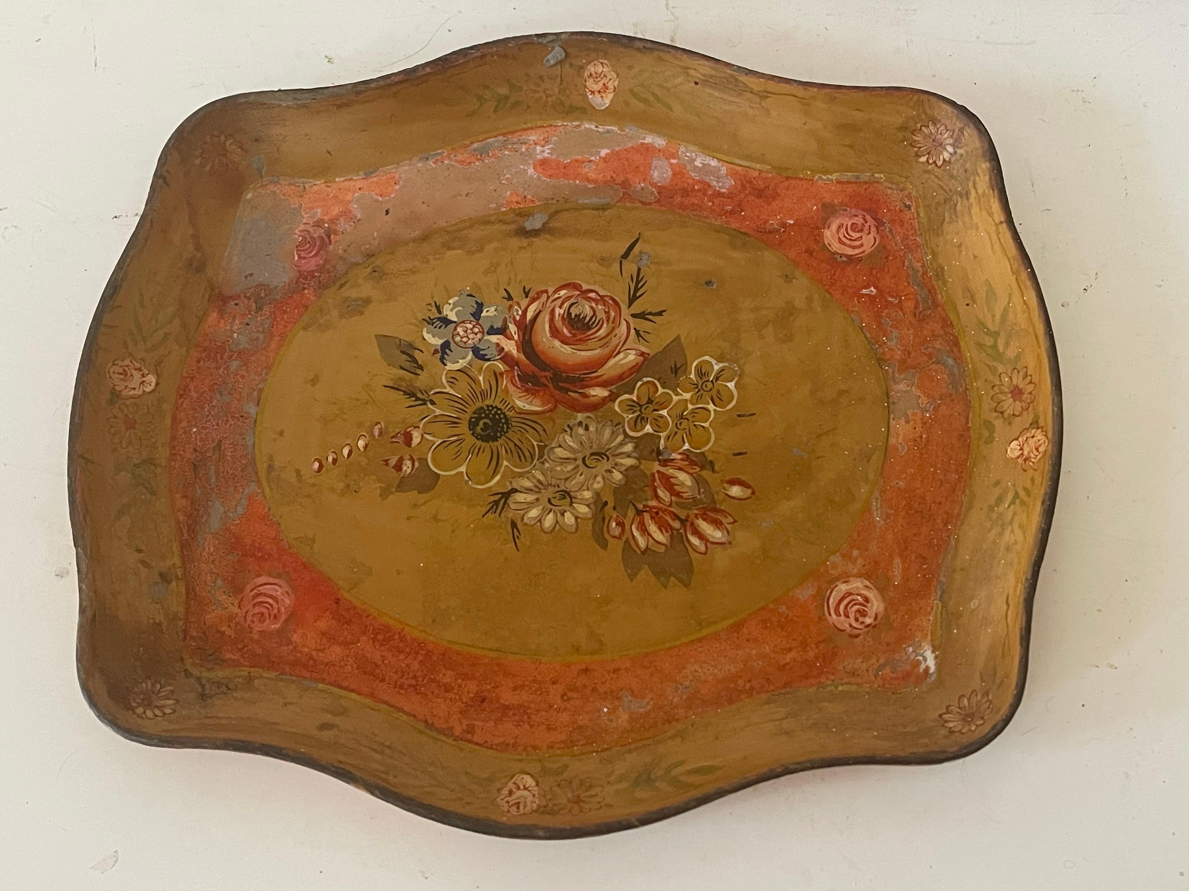 Vassoio in legno giapponese dipinto a mano Antque. Decorazioni floreali su fondo oro. Alcune perdite di vernice rossa.