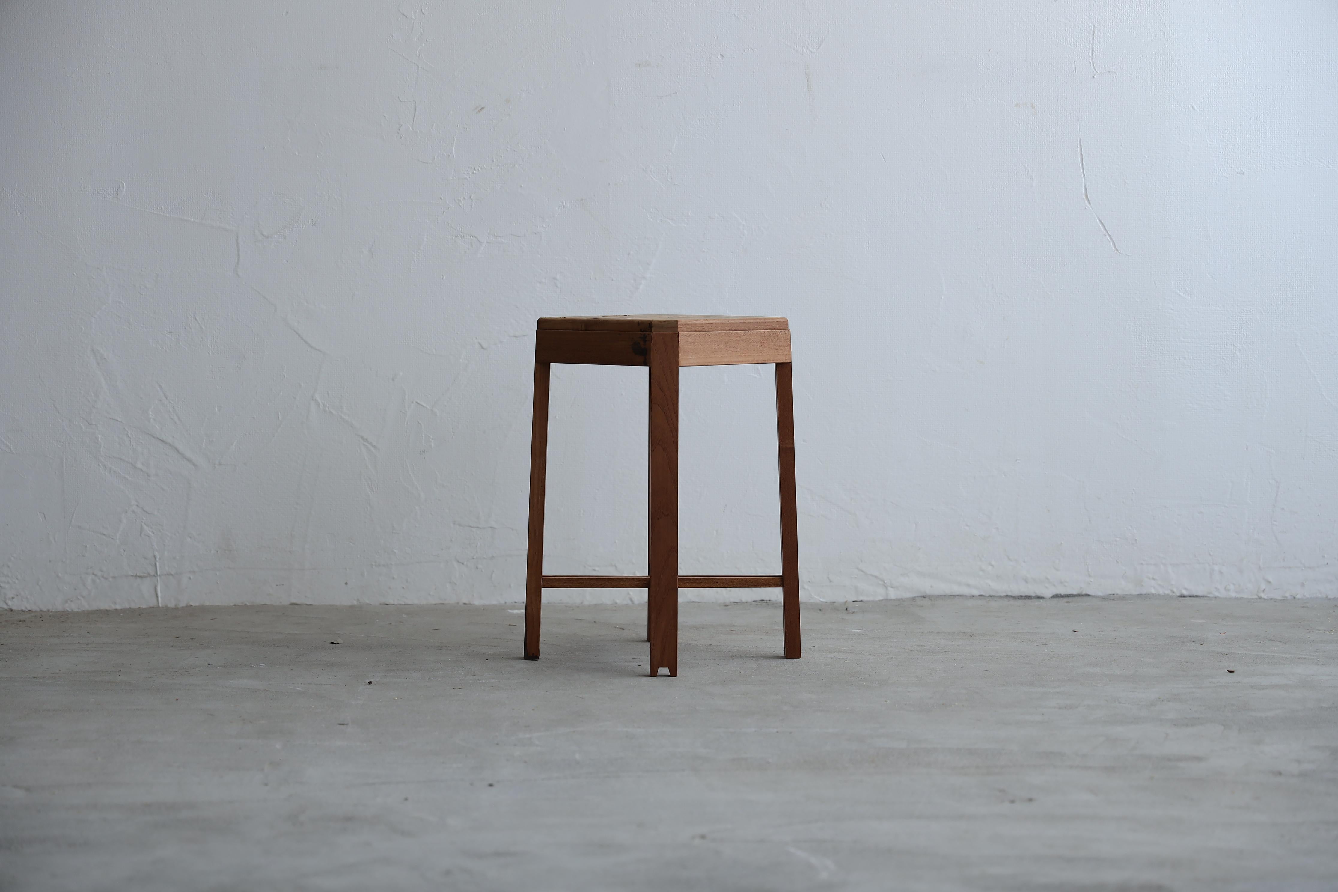 The tabletop features a fantastical grain that looks like bubbling bubbles.
The unique, fluctuating expression of tamamoku grain adds a quiet elegance to any space.

The legs and frame are made of lustrous, firm keyaki wood.
The 