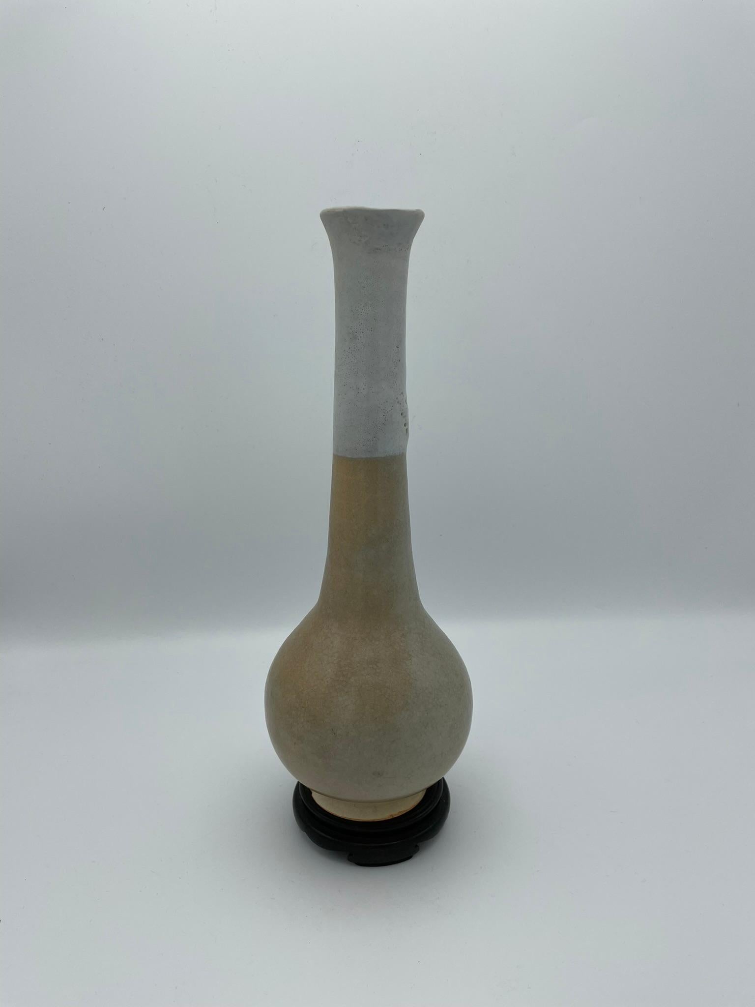 This is a flower vase made in 1970s. It is made with Style Hagi (Hagi-yaki) in Hagi city, Yamaguchi prefecture.
Hagi-yaki (Hagi ware)'s distinguishing feature is its simple shape taken from the texture of the earth. Although the pieces appear as if