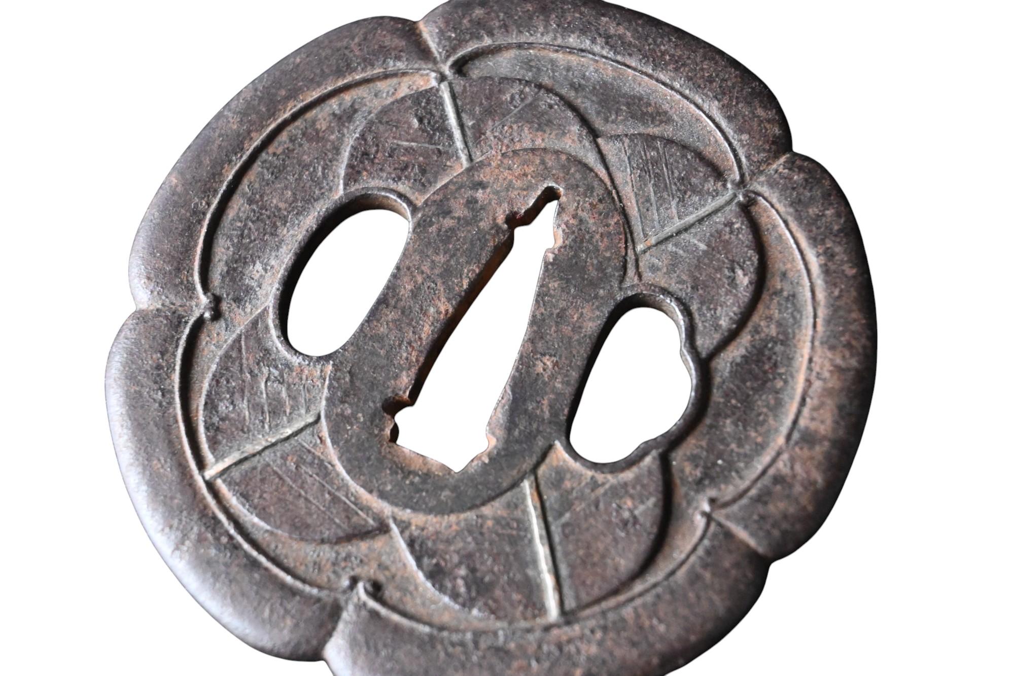 A forge iron  Japanese samurai tsuba from the Edo period (1603 - 1868) 
Katana tsuba 7.5 x 7.5 cm 
Good condition as shown in the pictures uncleaned with its old patina