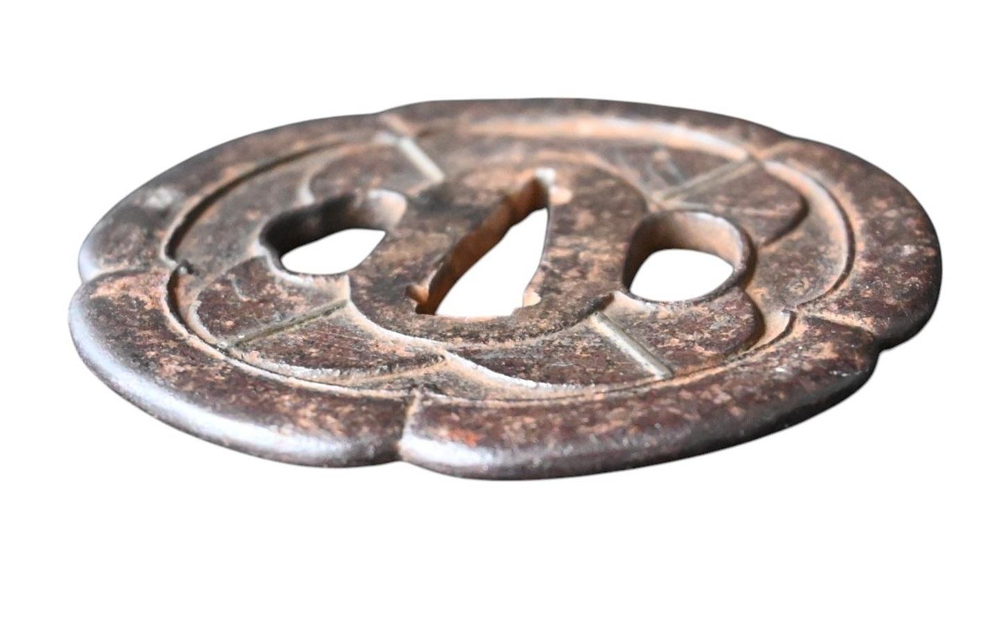 Antique japanese forged iron tsuba from the Edo period In Good Condition For Sale In Bilzen, BE