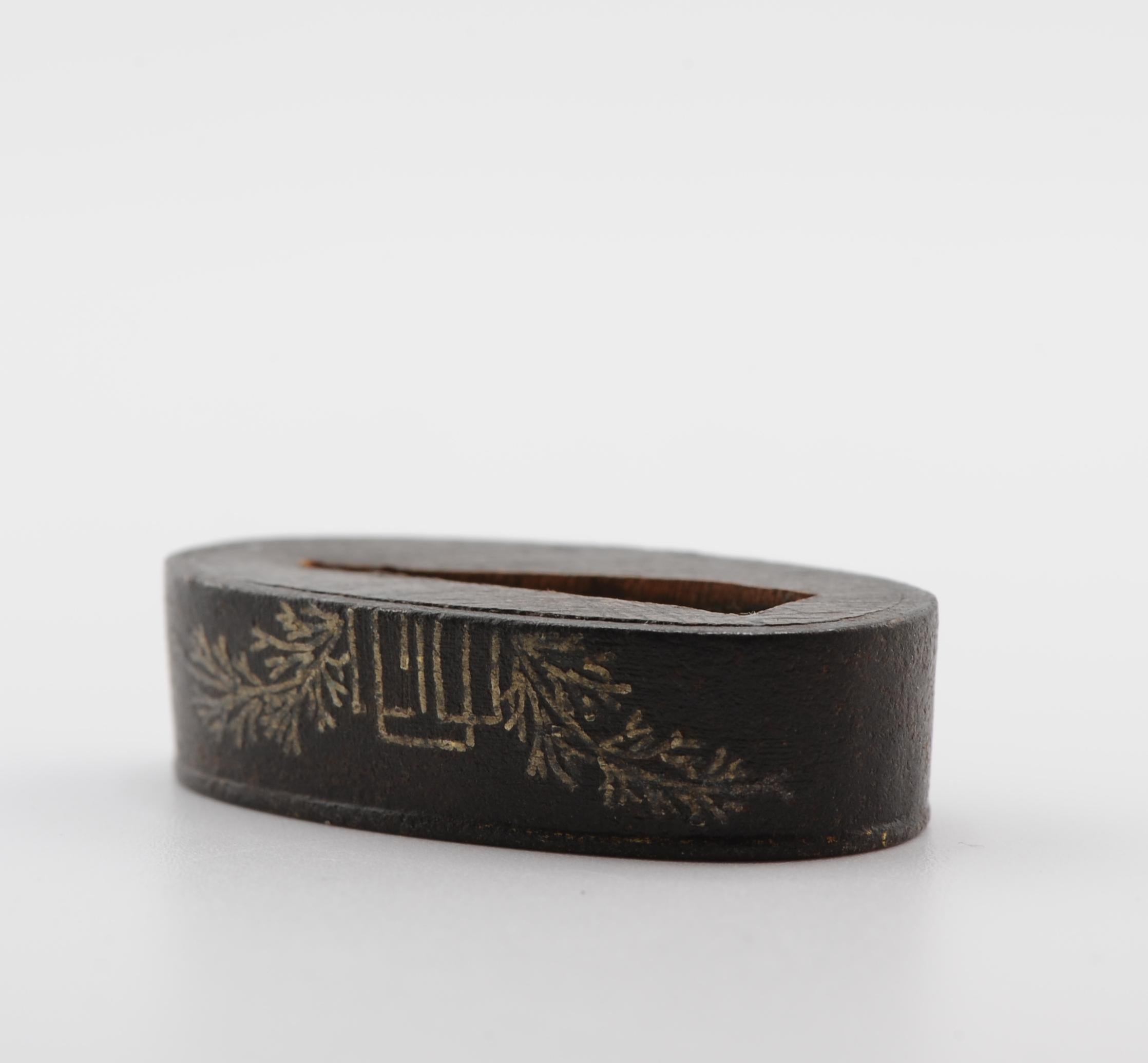 Antique Japanese Fuchi  Edo Period Branch Decoration In Good Condition For Sale In Amsterdam, Noord Holland