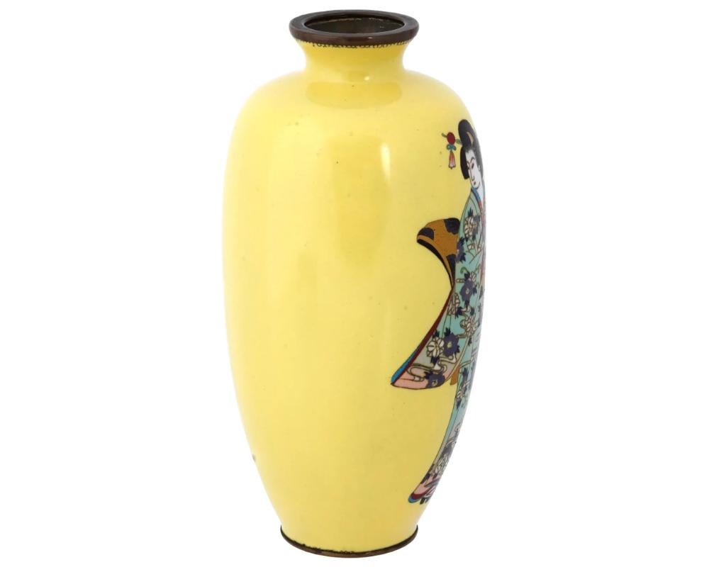 Antique Japanese Geisha Yellow Cloisonne Enamel Vase In Good Condition For Sale In New York, NY