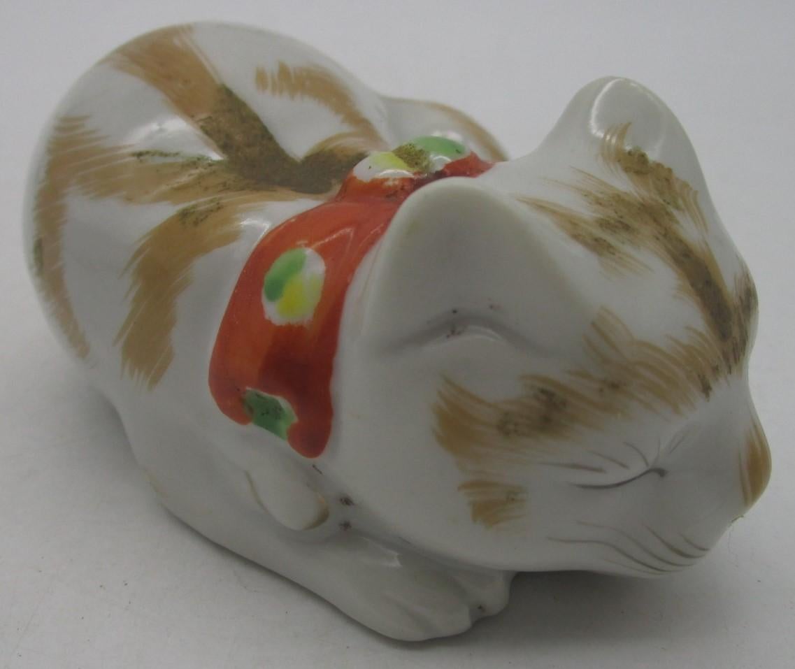 Hand-Painted Japanese Meiji Period Gold White Porcelain Sleeping Cat Sculpture, circa 1910 For Sale