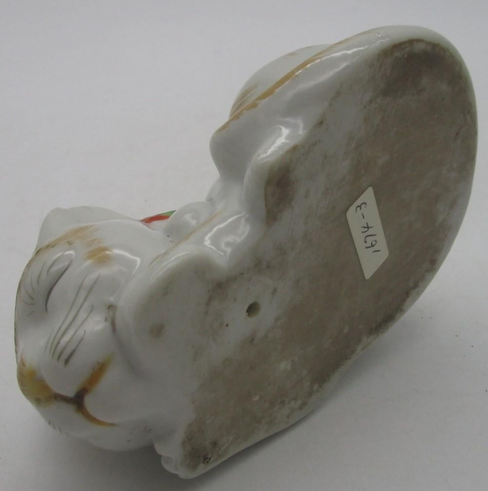 Escultura de gato dormido de porcelana blanca dorada del periodo Meiji japonés, hacia 1910 Pintado a mano en venta