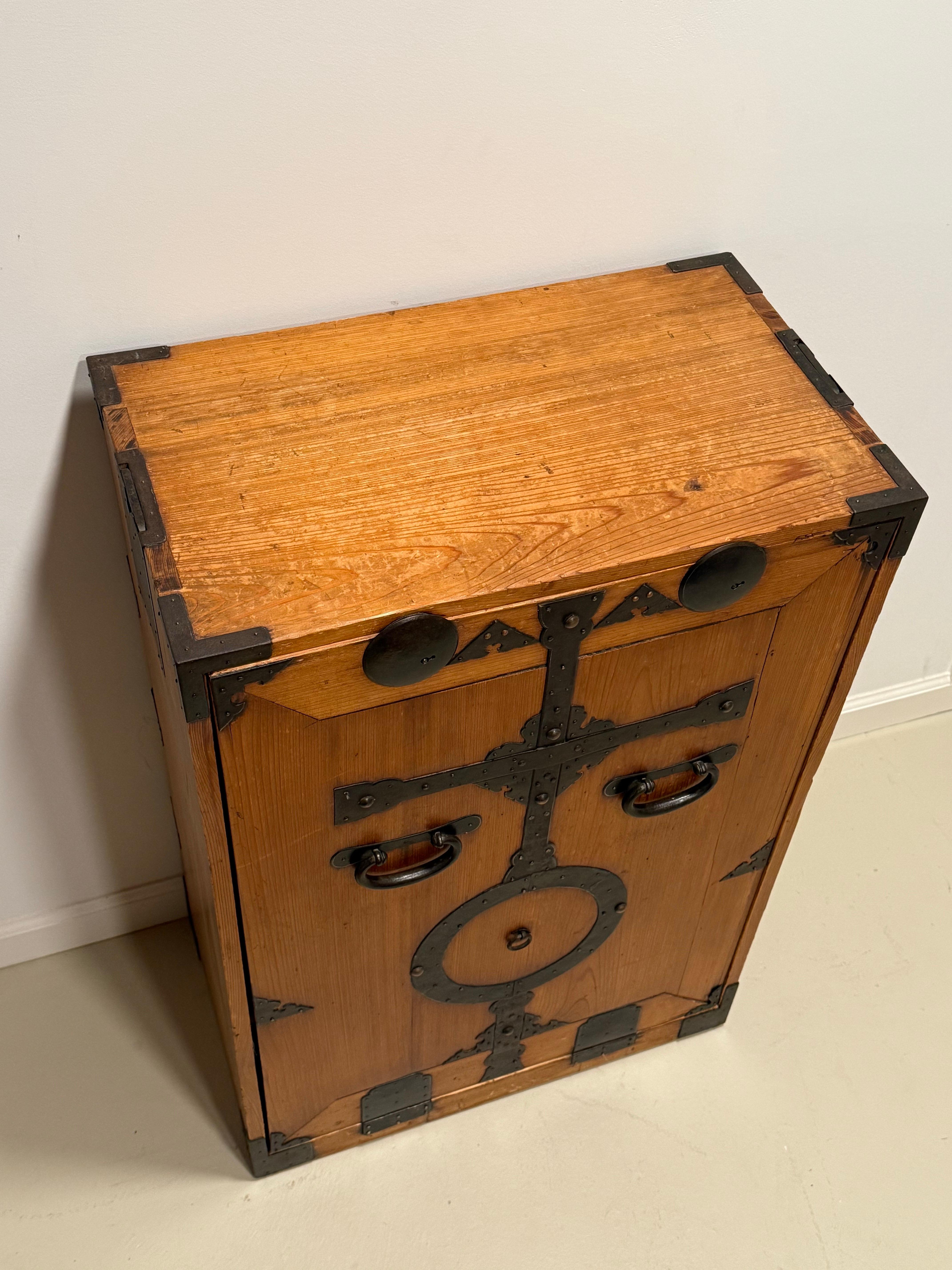 Ancien coffre de colporteur japonais Gyosho Bako en vente 4