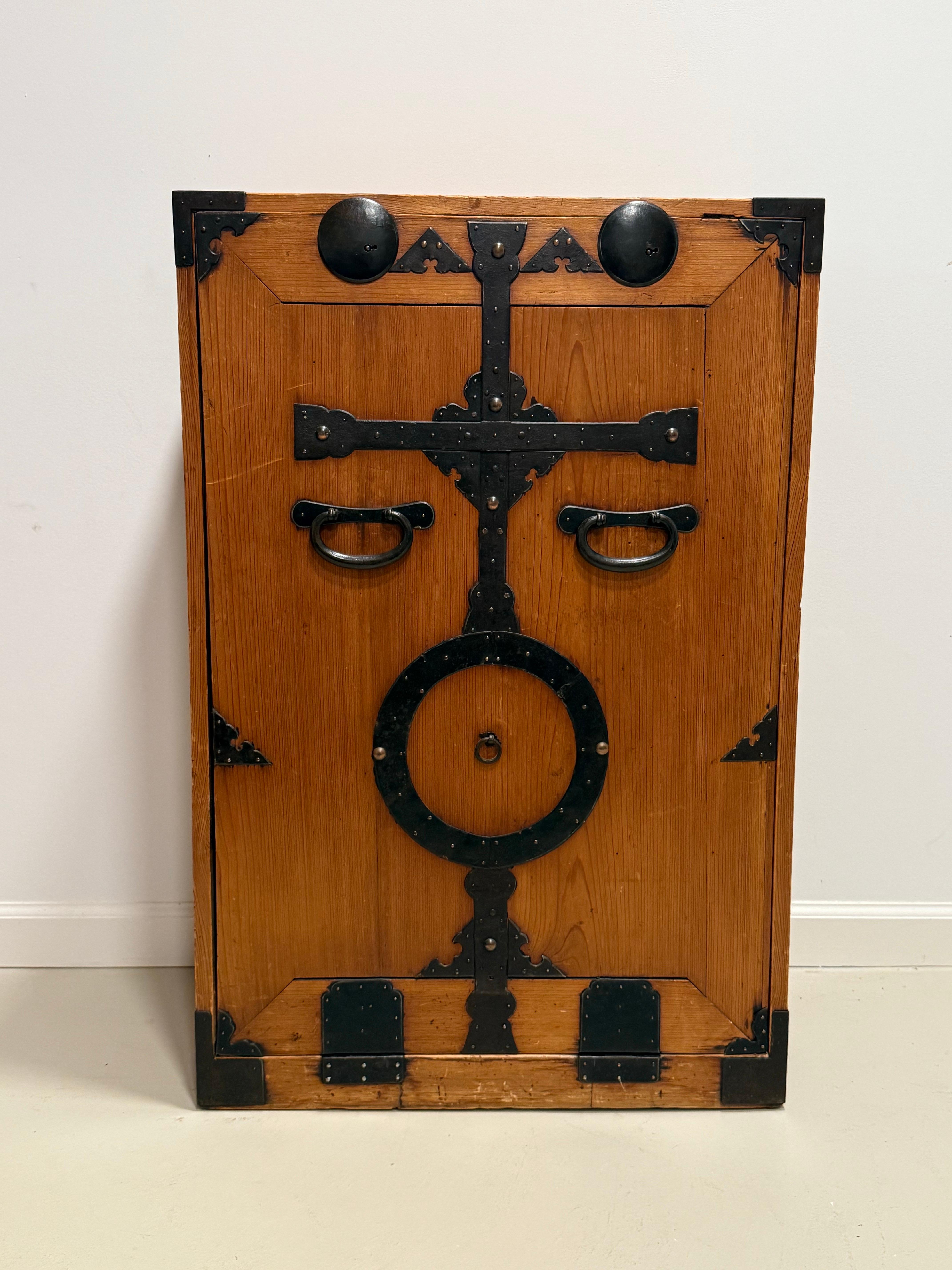 Magnifique coffre ancien de colporteur japonais Gyosho Bako. Pièce pratique avec un travail du fer incroyable qui se déplace très facilement sans rouille ni résistance. Pièce très bien construite et stable. Parfait pour ranger des céramiques ou