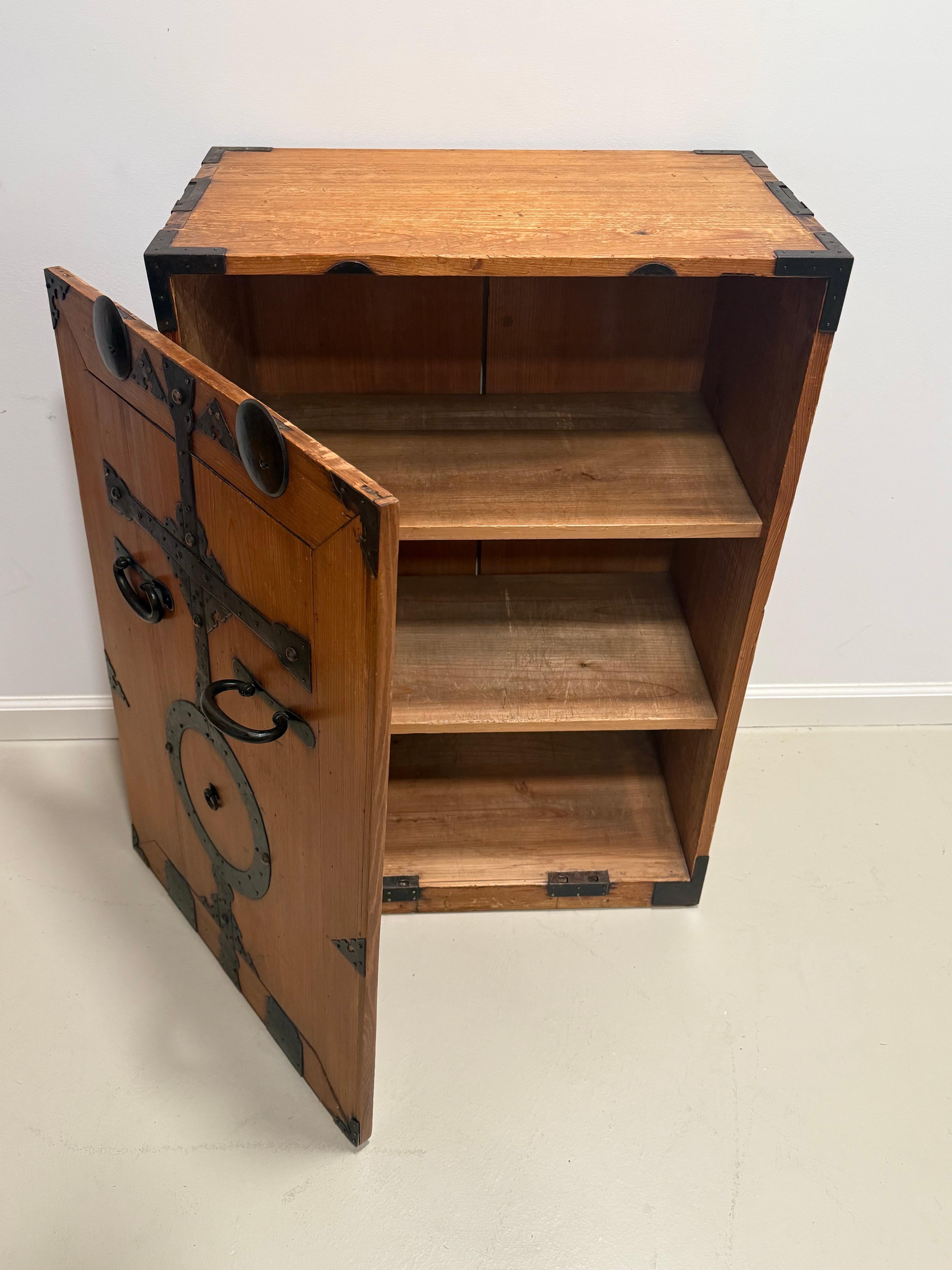 Fer Ancien coffre de colporteur japonais Gyosho Bako en vente