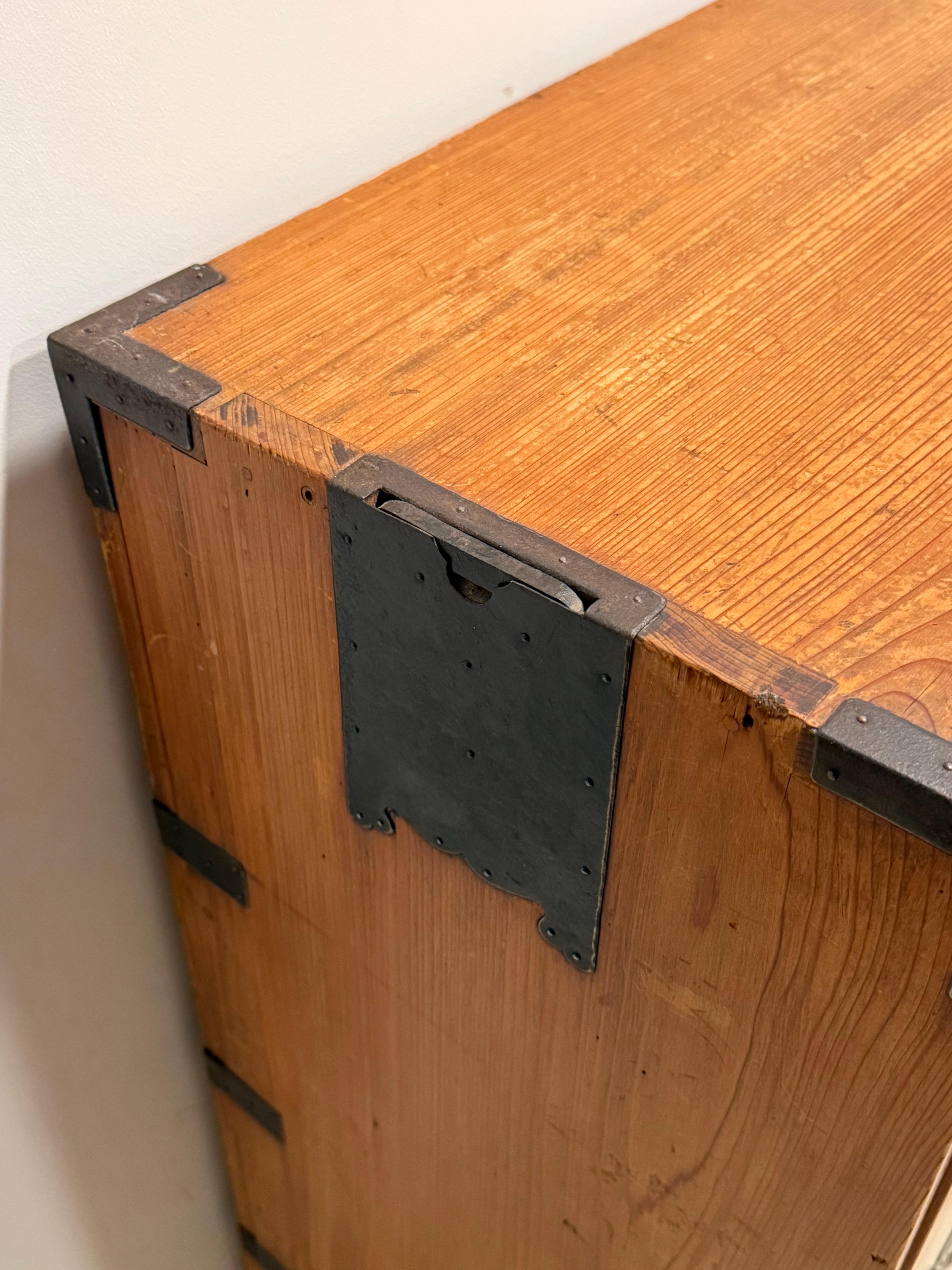 Ancien coffre de colporteur japonais Gyosho Bako en vente 1