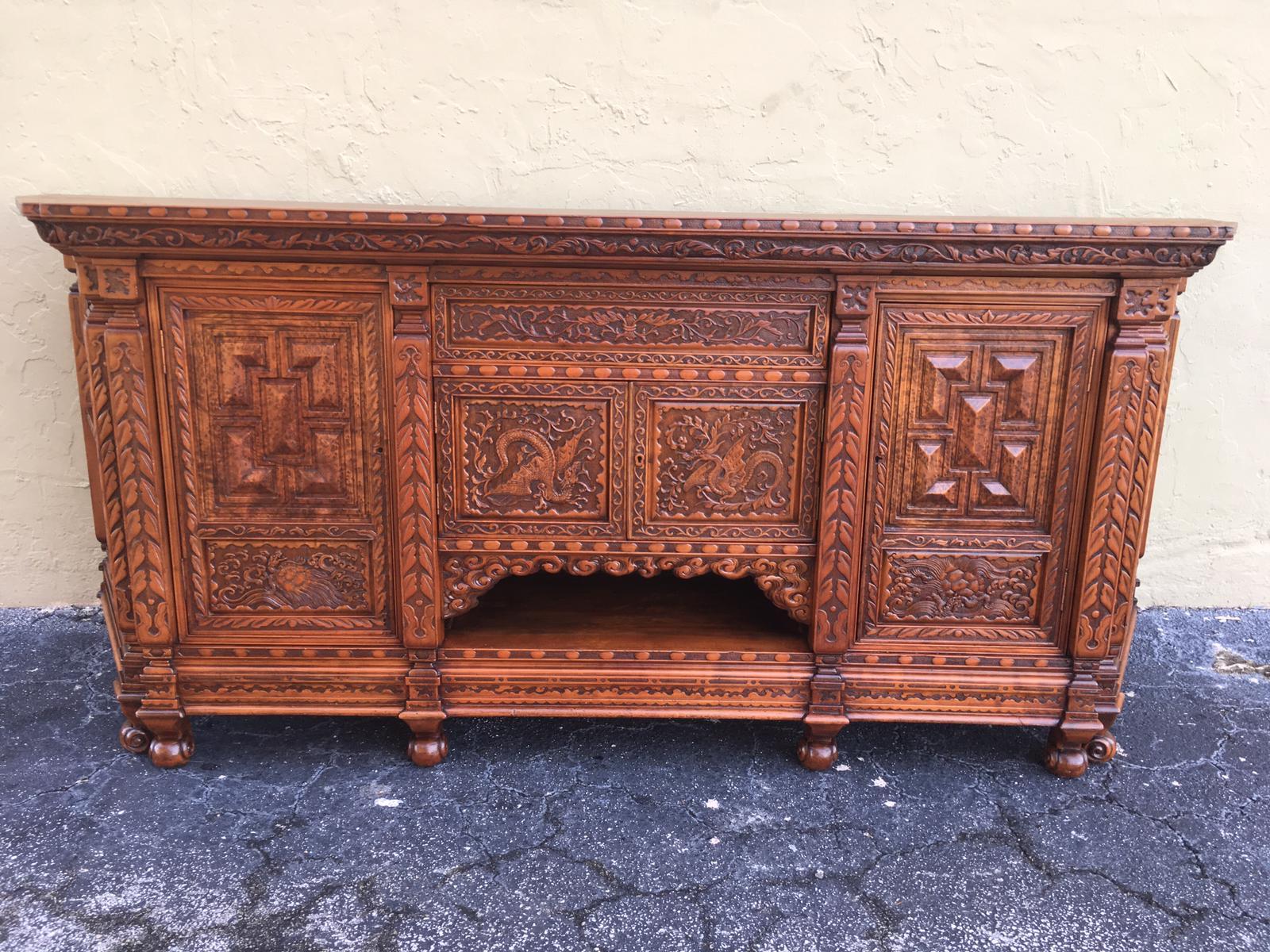 Monumental antique hand carved elmwood cabinet. Sideboard, 20th century.
This listing it´s only for the low cabinet, without the up vitrine.