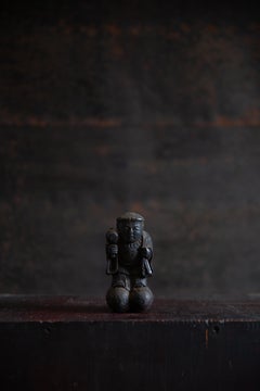 Antike japanische handgeschnitzte Holzfigur Daikoku. wabi sabi mingei