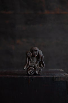 Antike japanische handgeschnitzte Holzfigur Daikoku. wabi sabi mingei