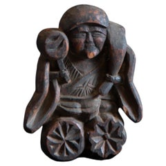Antike japanische handgeschnitzte Holzfigur Daikoku. wabi sabi mingei