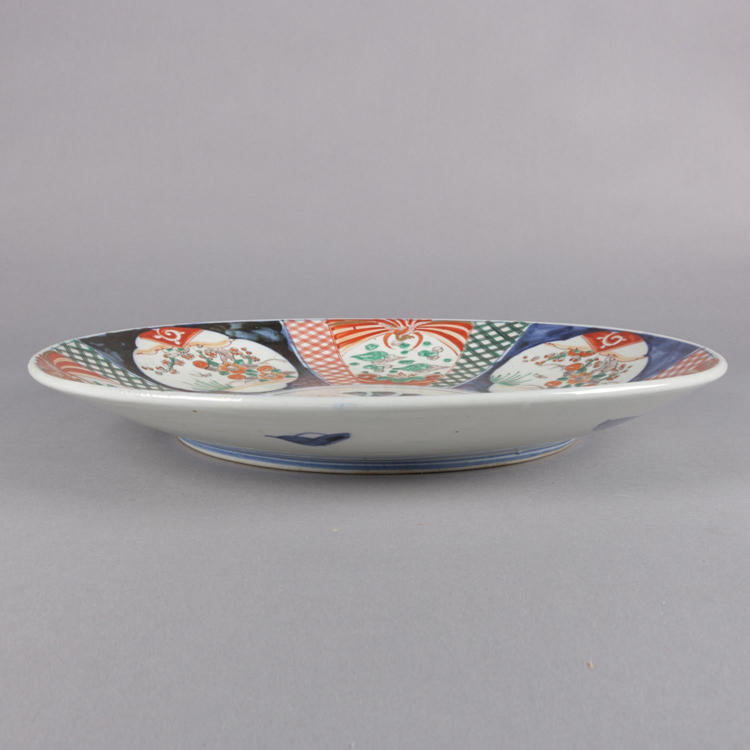 Antique Japanese Hand-Painted Floral Imari Porcelain Charger, circa 1900 In Good Condition In Big Flats, NY