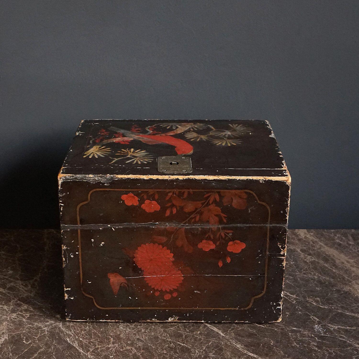 Antique Japanese Hand Painted Lacquered Box, Early 20th Century 7