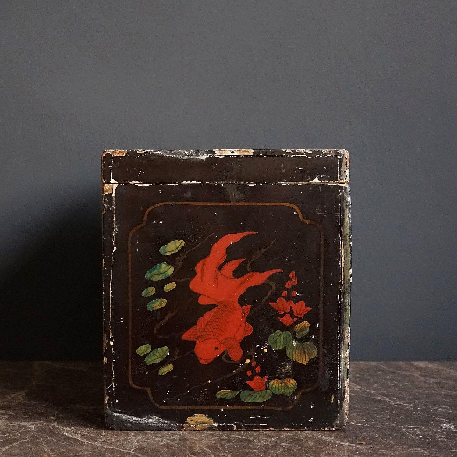 Antique Japanese Hand Painted Lacquered Box, Early 20th Century In Good Condition In Bristol, GB
