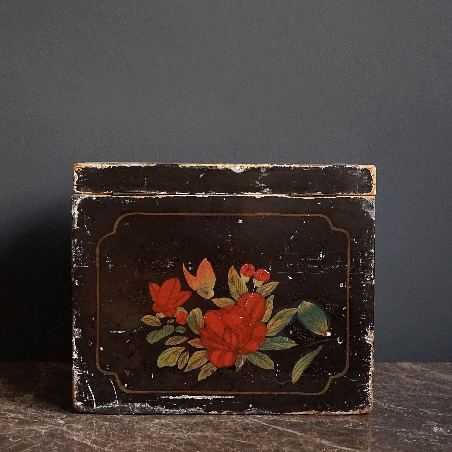 Antique Japanese Hand Painted Lacquered Box, Early 20th Century 1