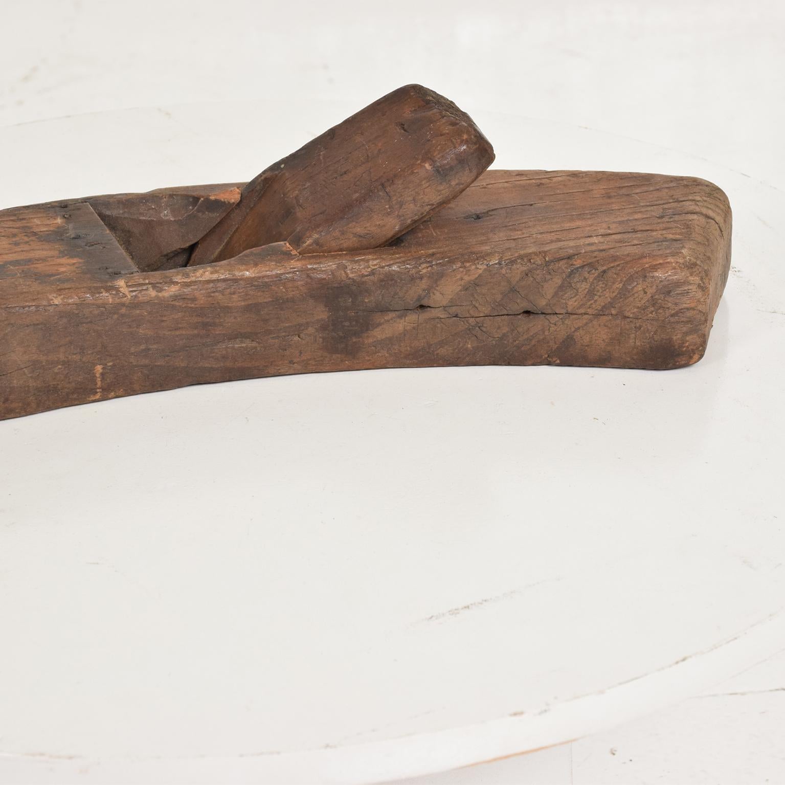 For your consideration, an antique Japanese hand wood planner curved carpenter tool.
Beautiful decorative collector item.
Original vintage unrestored condition. 

Dimensions: 13 1/2