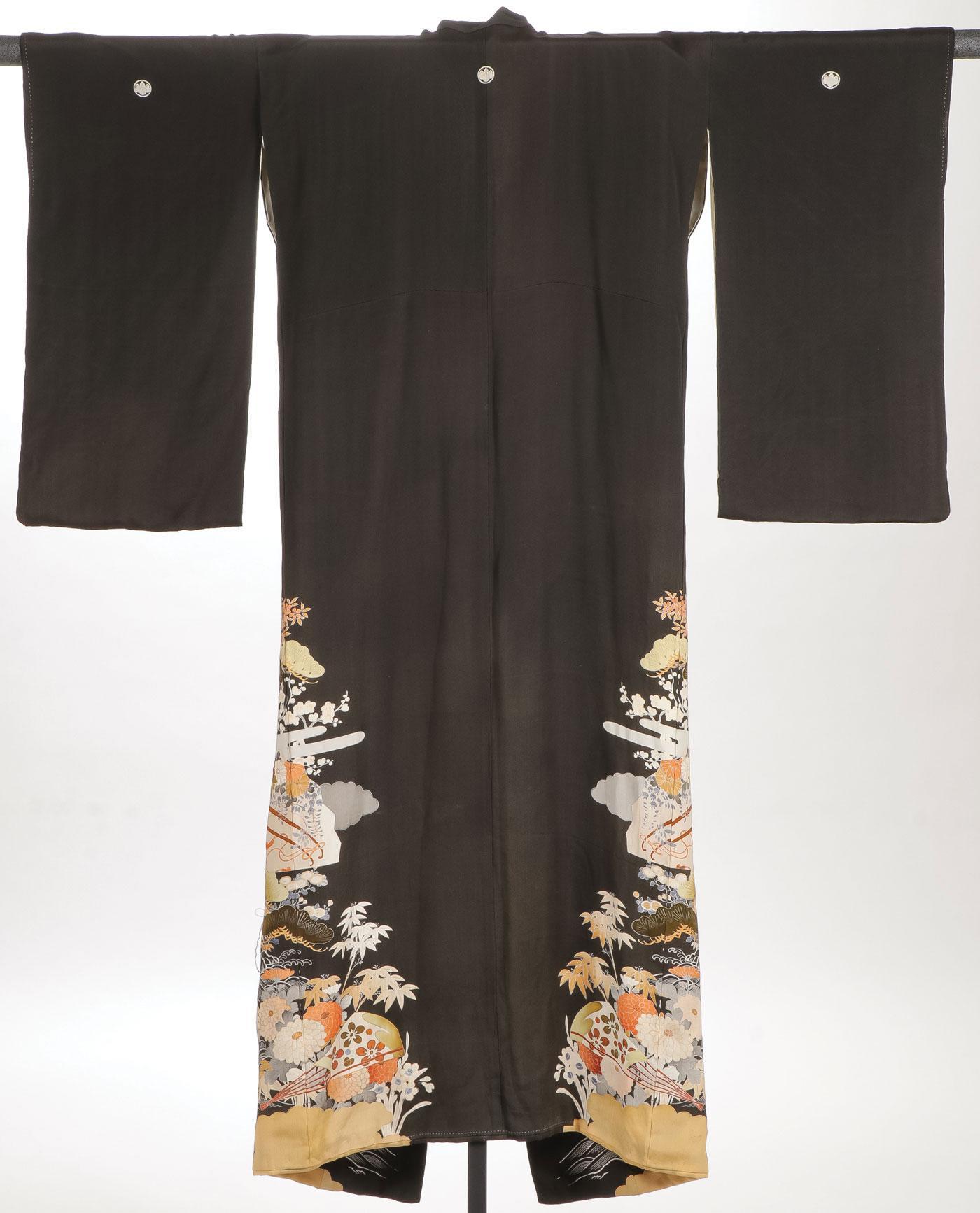 SCHÖNER JAPANISCHER SEIDENER KMIONO, MEIJI. Mit farbenfrohem Blumen-, Blätter- und Landschaftsmotiv, Länge vom Kragen bis zum unteren Saum 61 Zoll, Breite von Schulter zu Schulter 50 Zoll. Der Ständer ist nicht enthalten.
