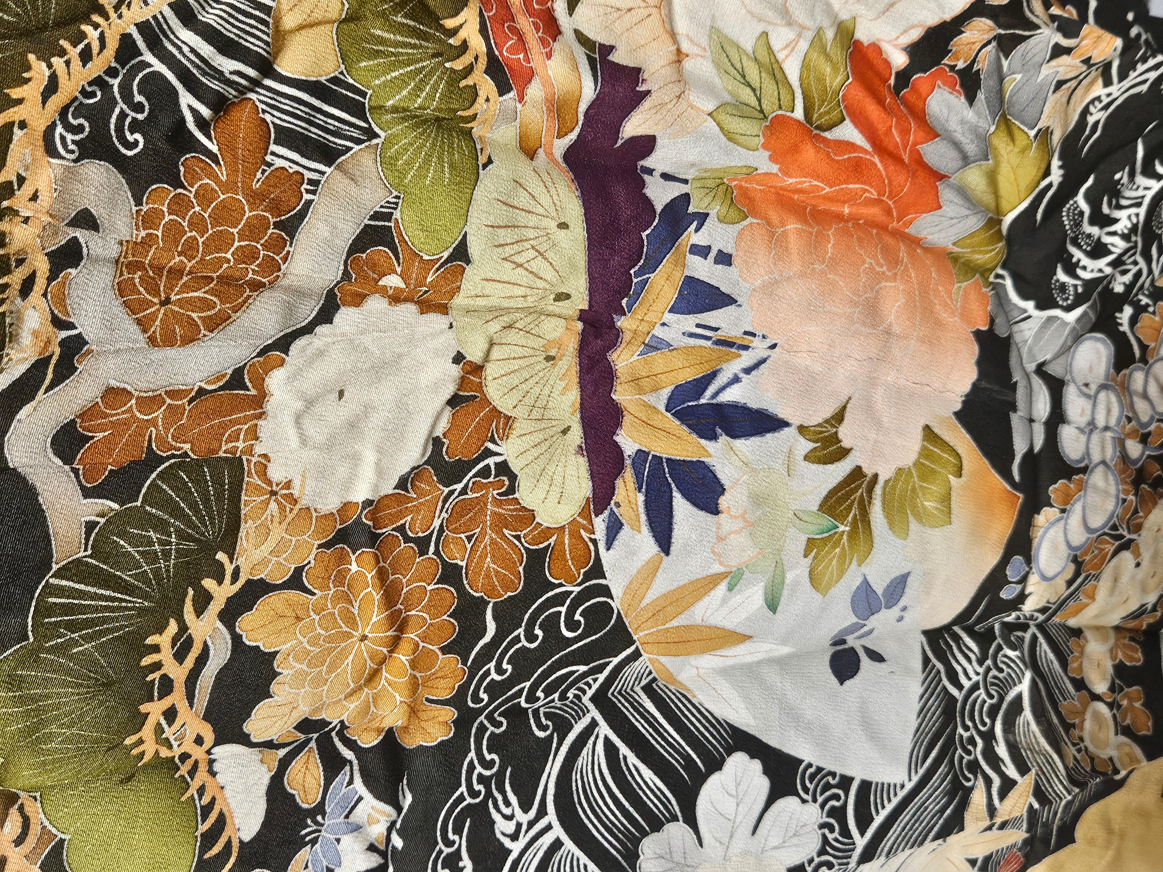 Antiker japanischer handgefertigter Kimono aus schwarzer Seide aus der Meiji-Periode (Handgefertigt) im Angebot