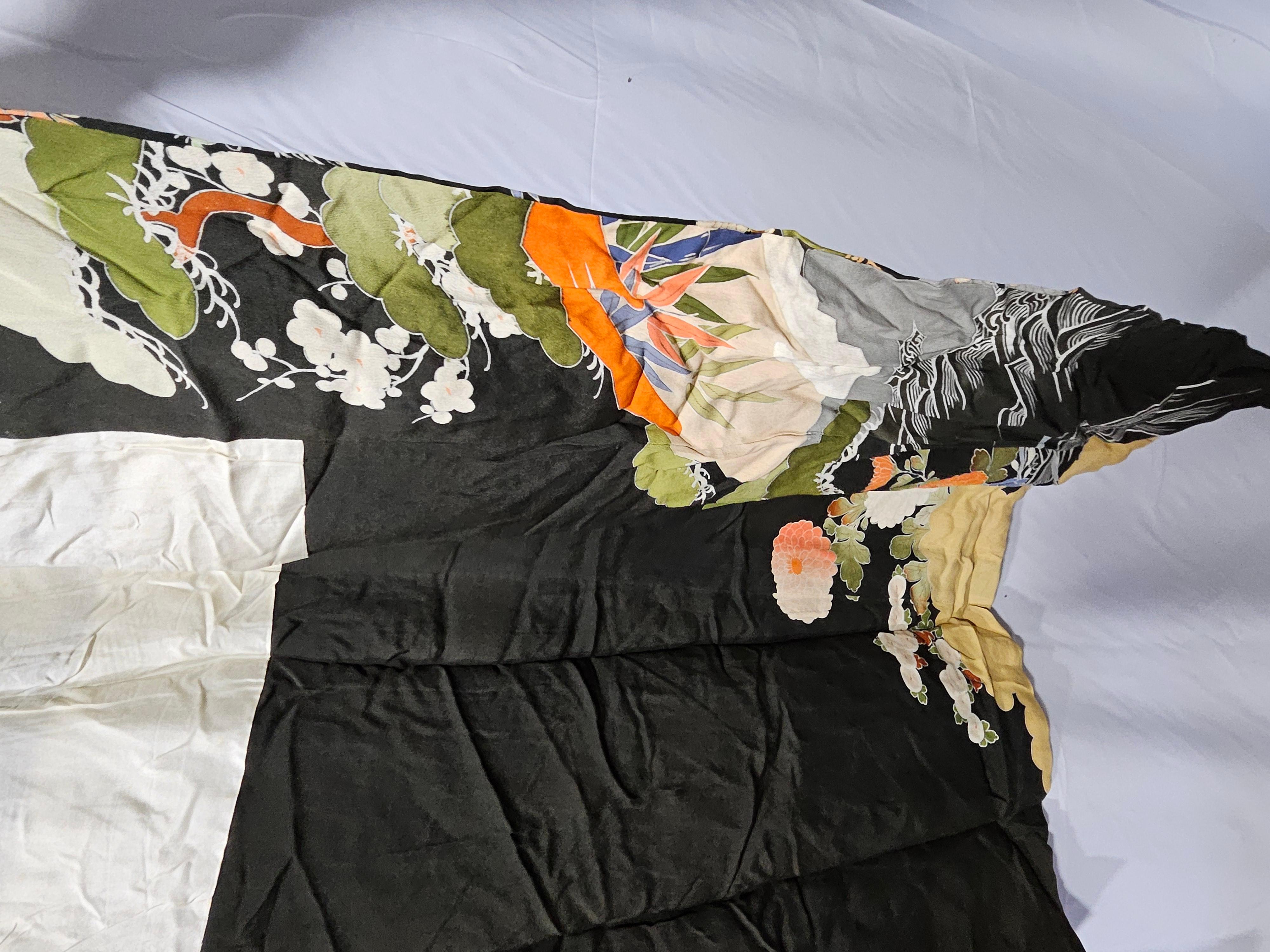 Antiker japanischer handgefertigter Kimono aus schwarzer Seide aus der Meiji-Periode (19. Jahrhundert) im Angebot