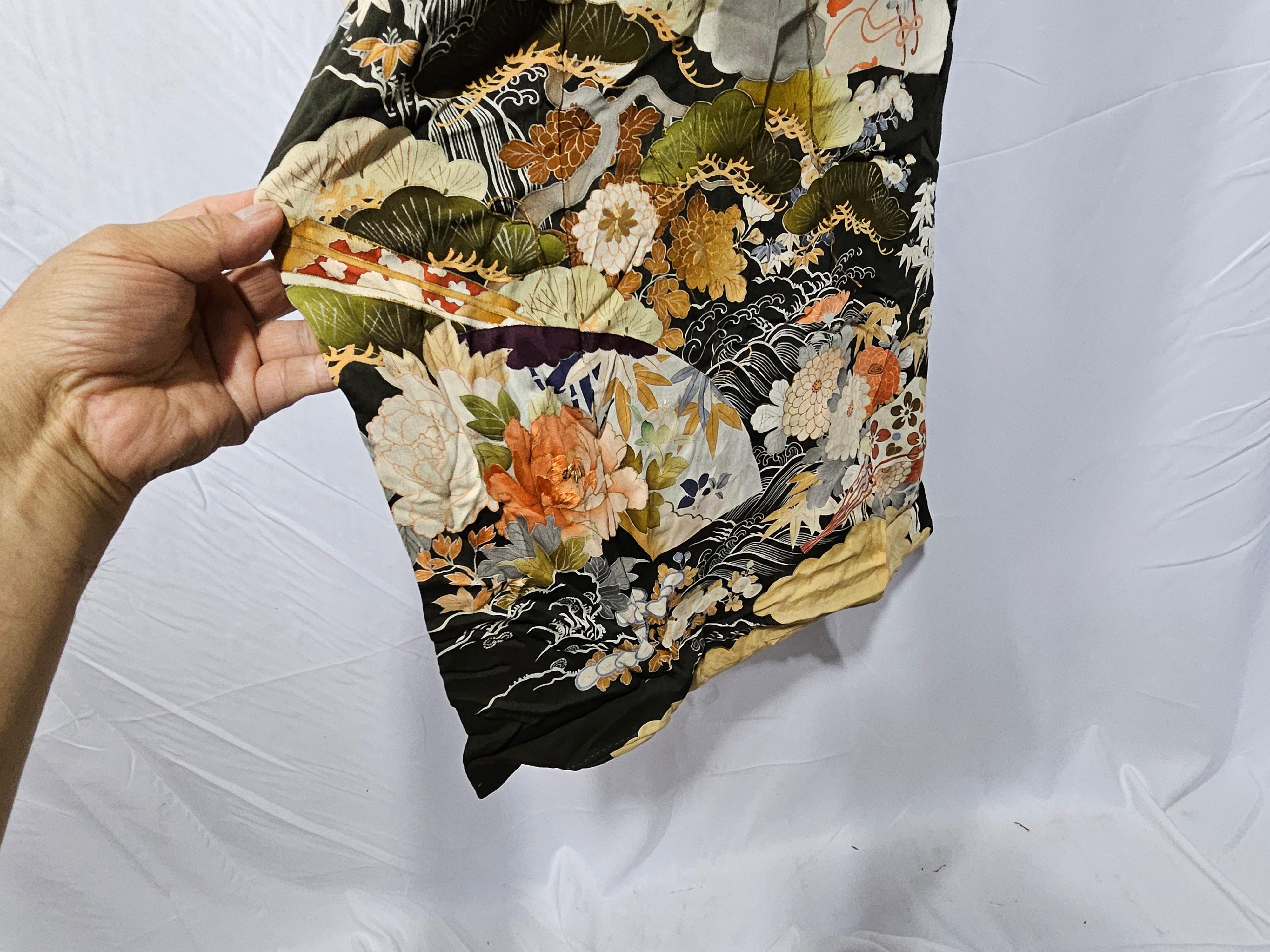 Antiker japanischer handgefertigter Kimono aus schwarzer Seide aus der Meiji-Periode im Angebot 2