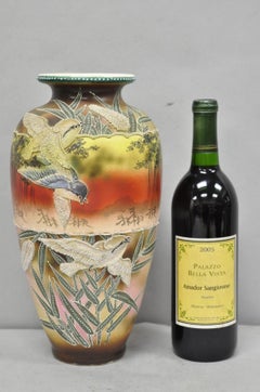 Antico vaso giapponese in porcellana pesante dipinta a mano con uccelli orientali Satsuma