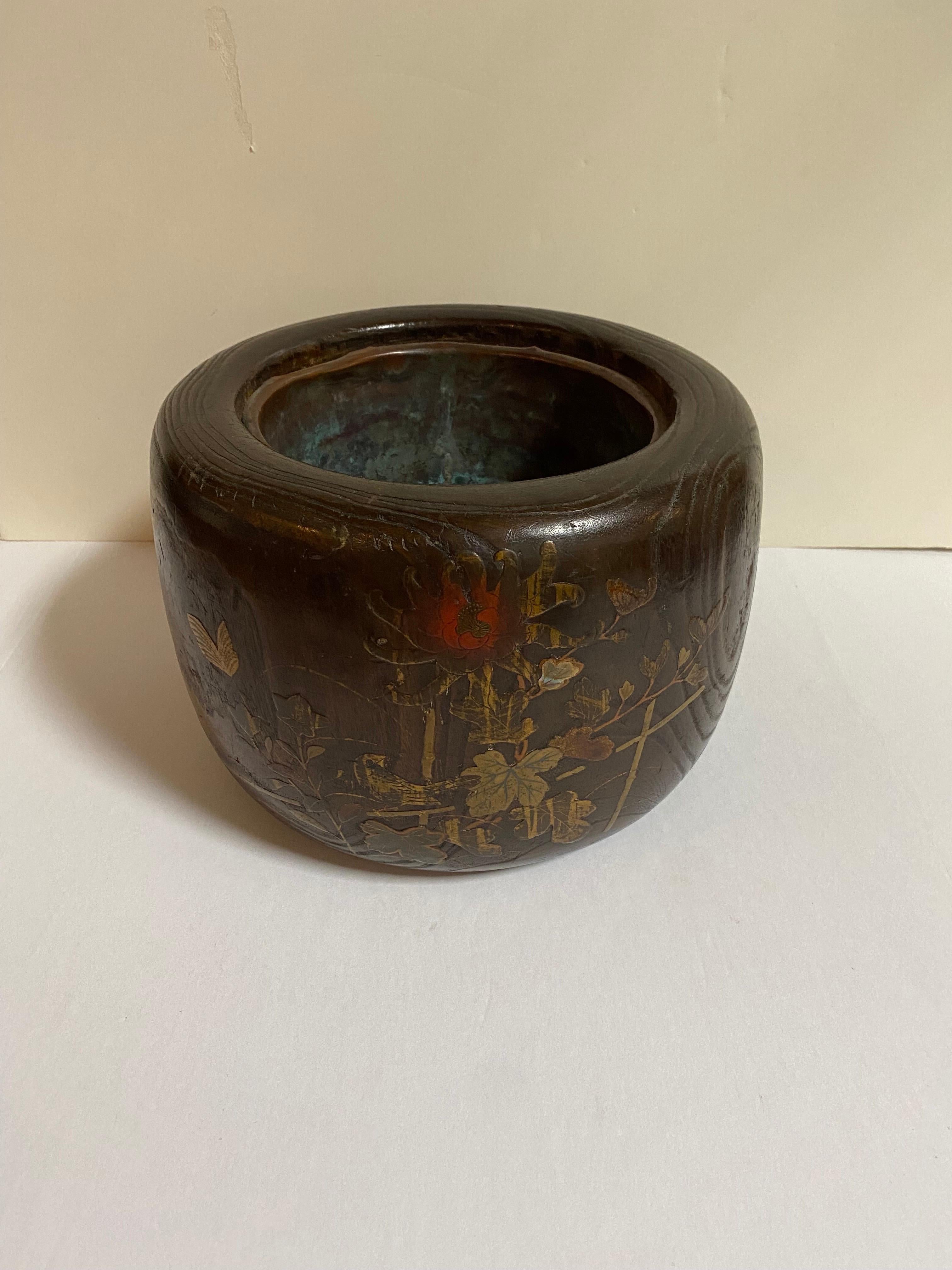A very fine antique Japanese domaru (tree trunk) hibachi ideal for display or use as planters.

Likely dating to the Meiji period (1868–1912).

Hand carved from a solid piece of wood and decorated with flora and fauna design in gilt and mother