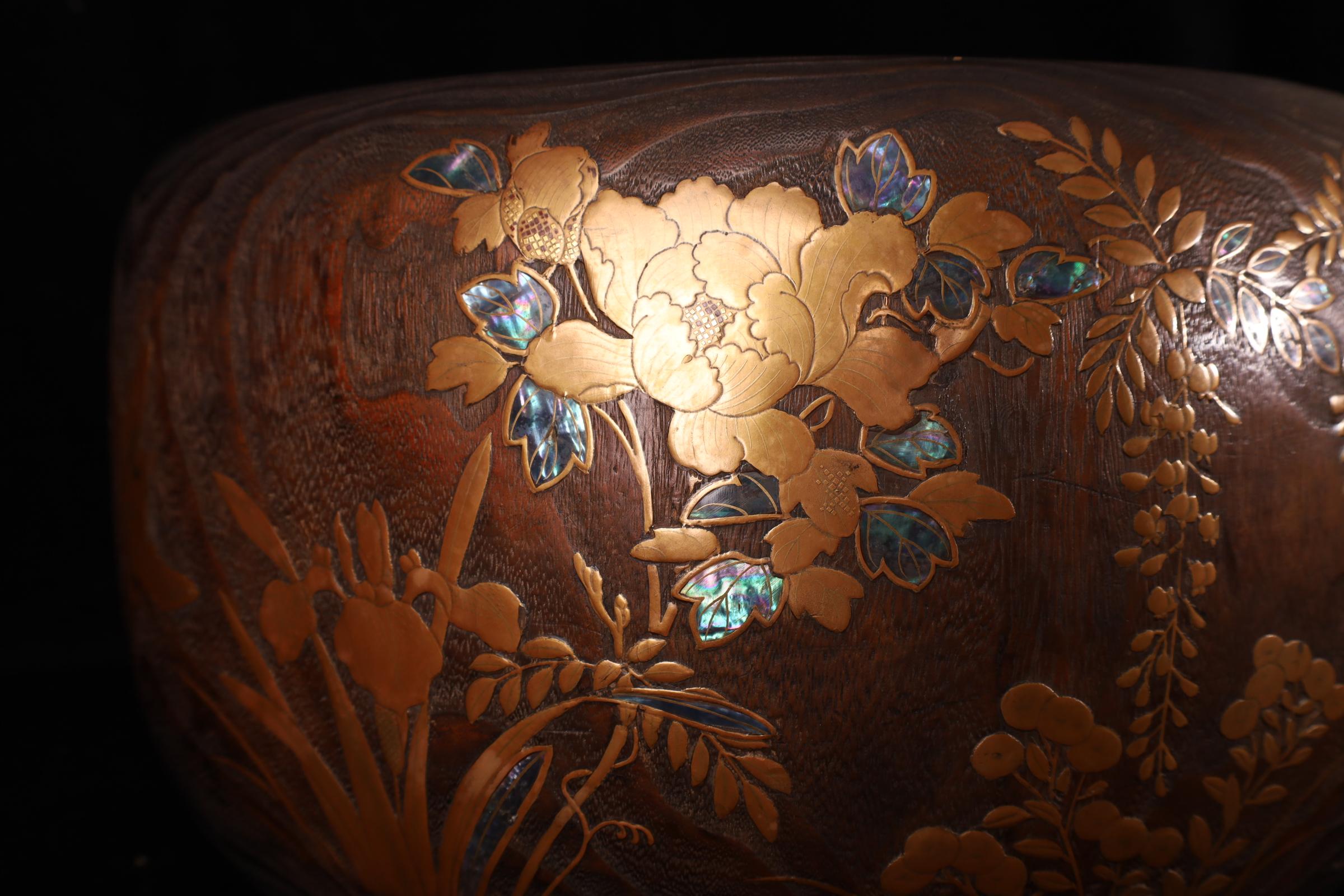 Hibachi japonais ancien en Wood Wood Paulownia avec Makie or et Raden Floral Des en vente 2