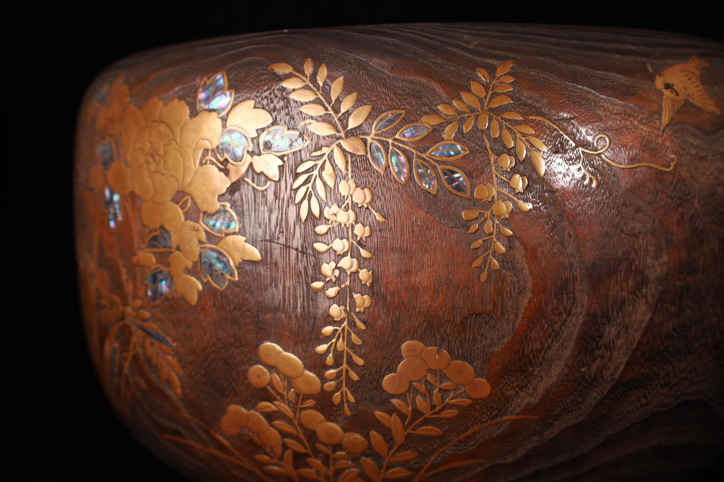 Hibachi japonais ancien en Wood Wood Paulownia avec Makie or et Raden Floral Des en vente 3