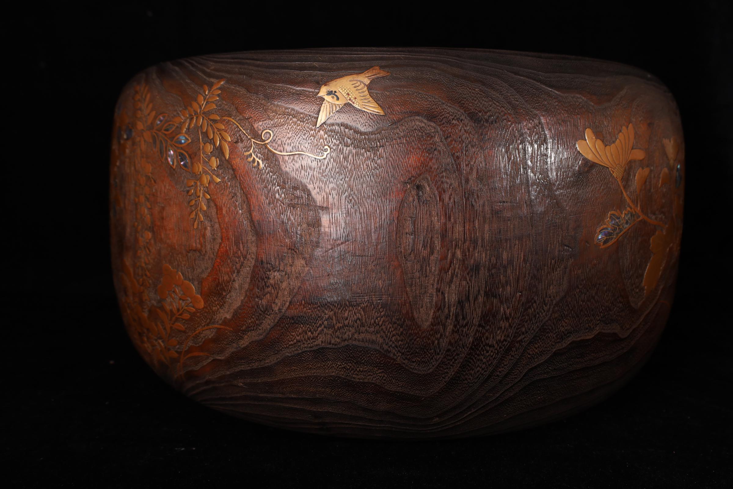 Hibachi japonais ancien en Wood Wood Paulownia avec Makie or et Raden Floral Des en vente 4