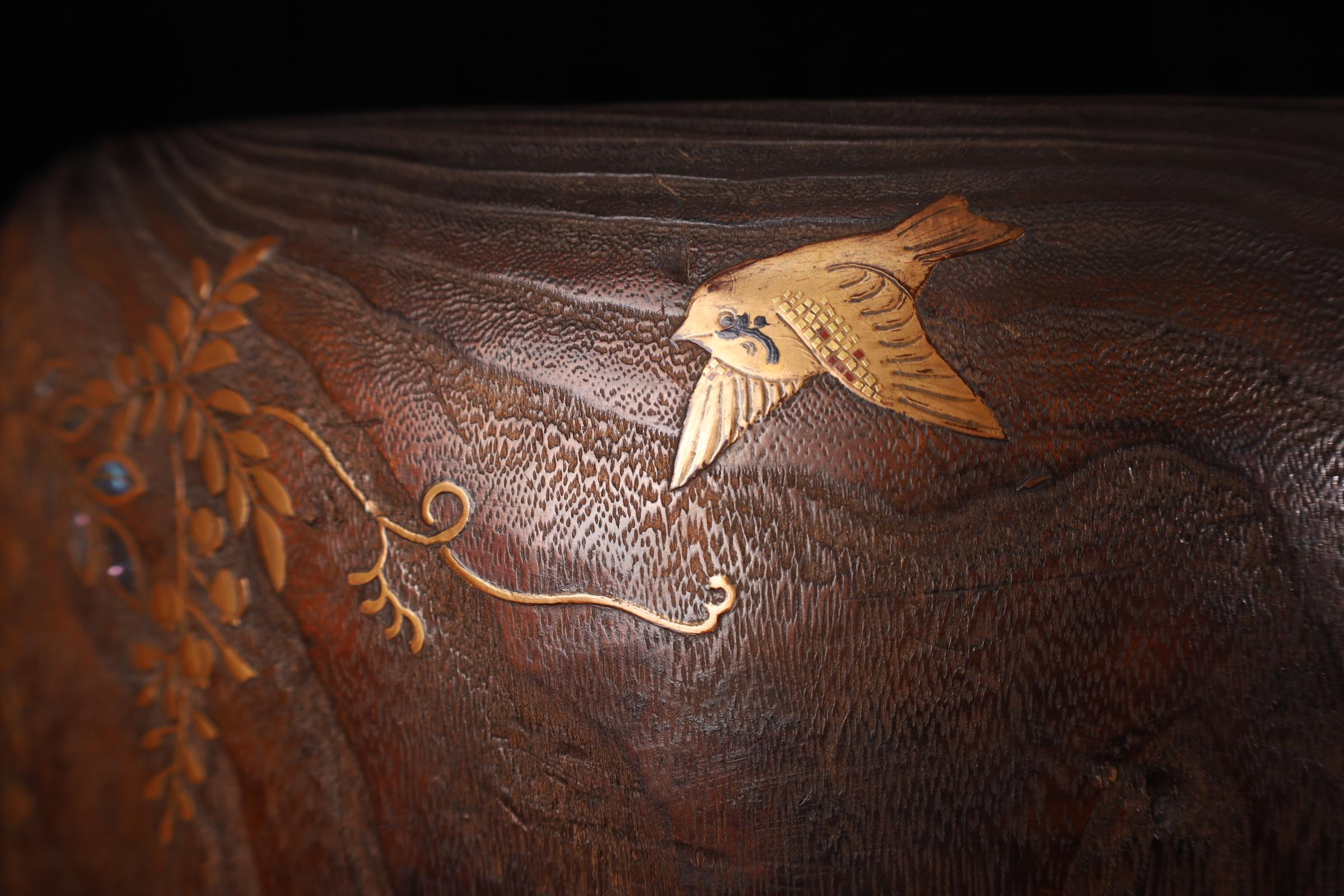 Hibachi japonais ancien en Wood Wood Paulownia avec Makie or et Raden Floral Des en vente 5